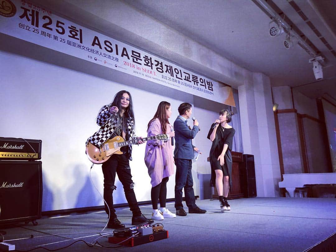 苫米地英人のインスタグラム：「ソウルで開催されたアジア文化交流イベントでギター弾いて来た。Canaがオリジナル曲を歌った。一曲はアマゾンプライムビデオドラマ挿入歌。韓国の電力220V60Hzはマーシャルの鳴りに艶があった。2泊３日の厳しいスケジュールながらスタッフもイキイキ。ライブはかなり喜ばれたようで早速来年の出演依頼があった。  Played my Les Paul at an Asia cultural event in Seoul.  Cana song her original tunes including the one featured in an Amazon Prime drama.  Electricity in Korea is 220V/60Hz.  The Marshall amp sounded better with the electricity.  #lespaul #gibsonlespaul #marshall」