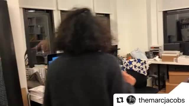グーセンス パリのインスタグラム：「#Repost @themarcjacobs discovering the samples of the jewels we made for his collection. . . #goossens #ateliers #jewelry #marcjacobs #ss19 #knowhow #savoirfaire #customjewelry #thankyou」