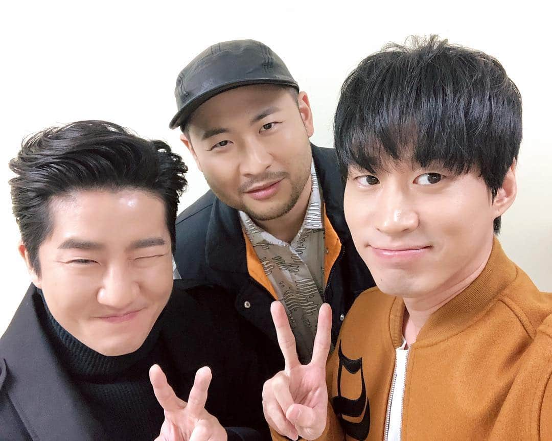 TABLO さんのインスタグラム写真 - (TABLO Instagram)「윙크하는 투컷과 그게 솔직히 마음에 안드는 쓰라 #에픽하이 #EPIKHIGH」11月18日 17時19分 - blobyblo