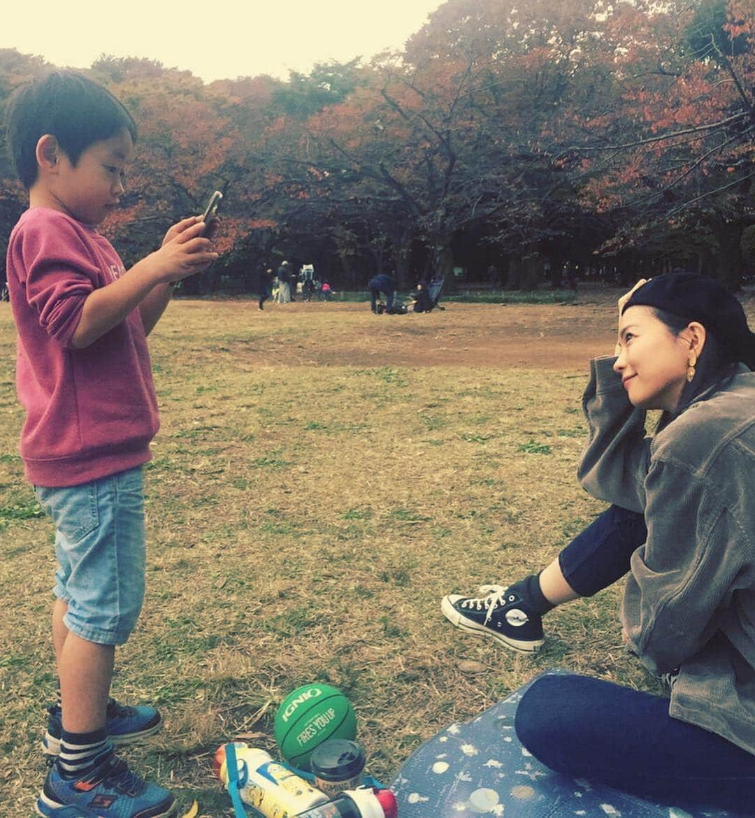 矢野未希子さんのインスタグラム写真 - (矢野未希子Instagram)「「写真撮って」ってお願いしたら 撮ってくれた♡  上手いのね、ちびっ子フォトグラファー❤️」11月18日 17時44分 - mikko1104