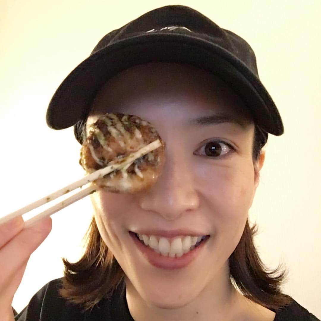 早霧せいなさんのインスタグラム写真 - (早霧せいなInstagram)「タコ焼き🐙食べ比べてみた😋  #タコ焼きはどれもタコ焼きだ #と思いきや全然違う！ #アヒル口はできないけど #タコ口は得意👍 #髪の毛がタコの足に見えてきた🤪」11月18日 17時55分 - seinasagiri_official