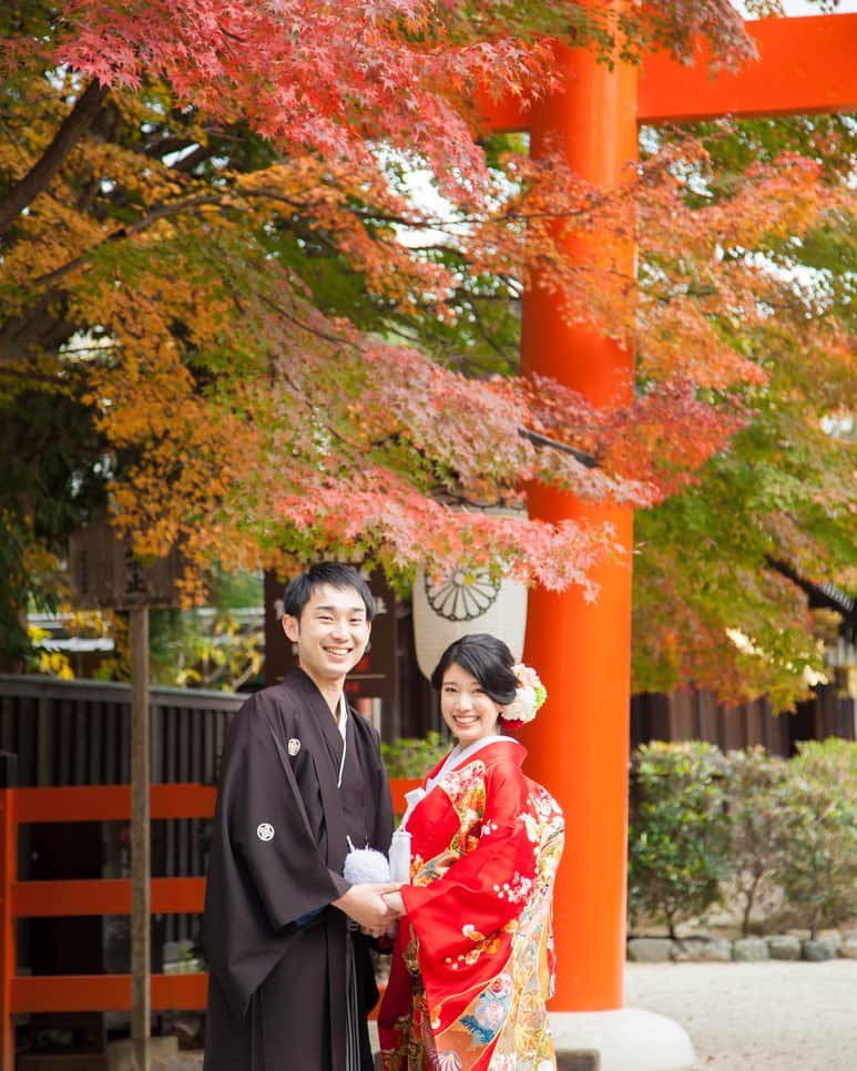 京都神社婚のインスタグラム：「秋の景色、楽しまれていますか♪♪ ・ ・ ご見学・ご相談会随時承ります☆ ・ ・ #Kyoto#京都#Japan#和装#着物#色打掛#京都神社婚#和婚#神前式#神社挙式#結婚式#結婚#wedding#ウェディング#ブライダル#bridal#bride#結婚準備#結婚式準備#花嫁準備#プレ花嫁#花嫁#instawedding#幸せ#weddingphotographer#撮影#スタジオゼロ」