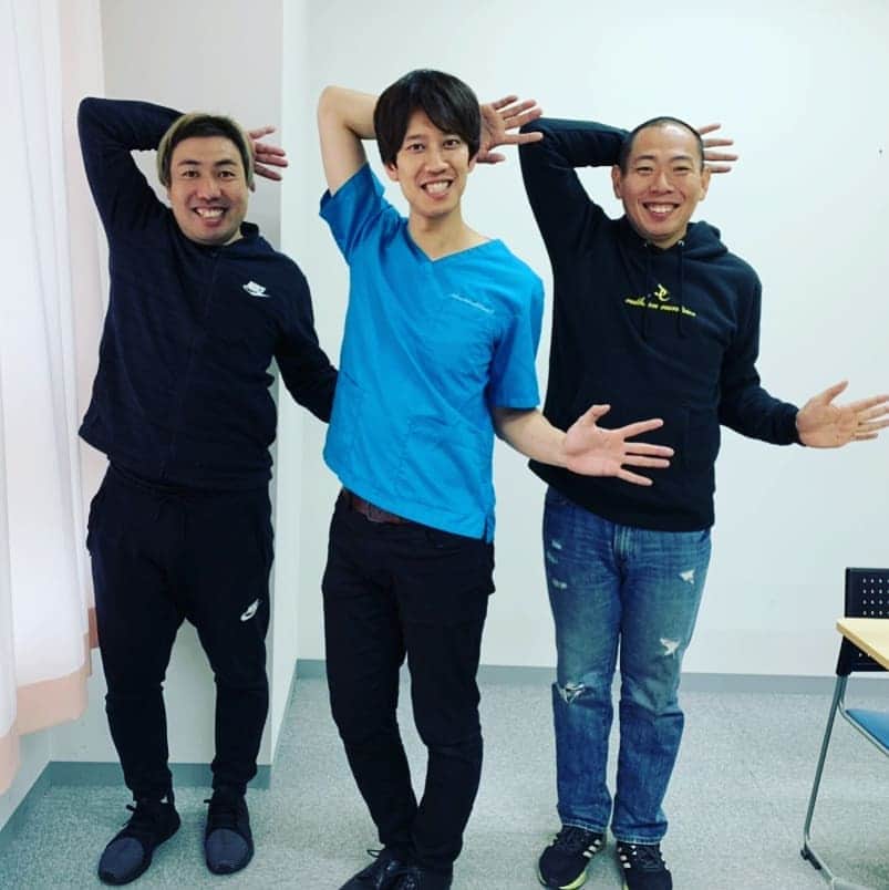 のインスタグラム：「しゅんしゅんクリニックPちゃんと大西ライオンちゃんと一緒に『新宿区×よしもとワクワクスポーツ体験プロジェクト サッカー教室～元日本代表が教えるサッカーの基本～ 』のイベントでした♪永島昭浩さんと森重瑞紀さんを先生になってもらい。トーク&基本練習&試合 楽しいイベントでした＼(^o^)／！ #レギュラー #あるある探検隊 #しゅんしゅんクリニックp ちゃん#へいへいドクター #大西ライオン ちゃん#サッカー教室 #サッカー 元#日本代表 #永島昭浩 さん#ビーチサッカー #森重瑞紀 さん #新宿 #サッカーの基本 #sportssdgs #新宿ここから広場」