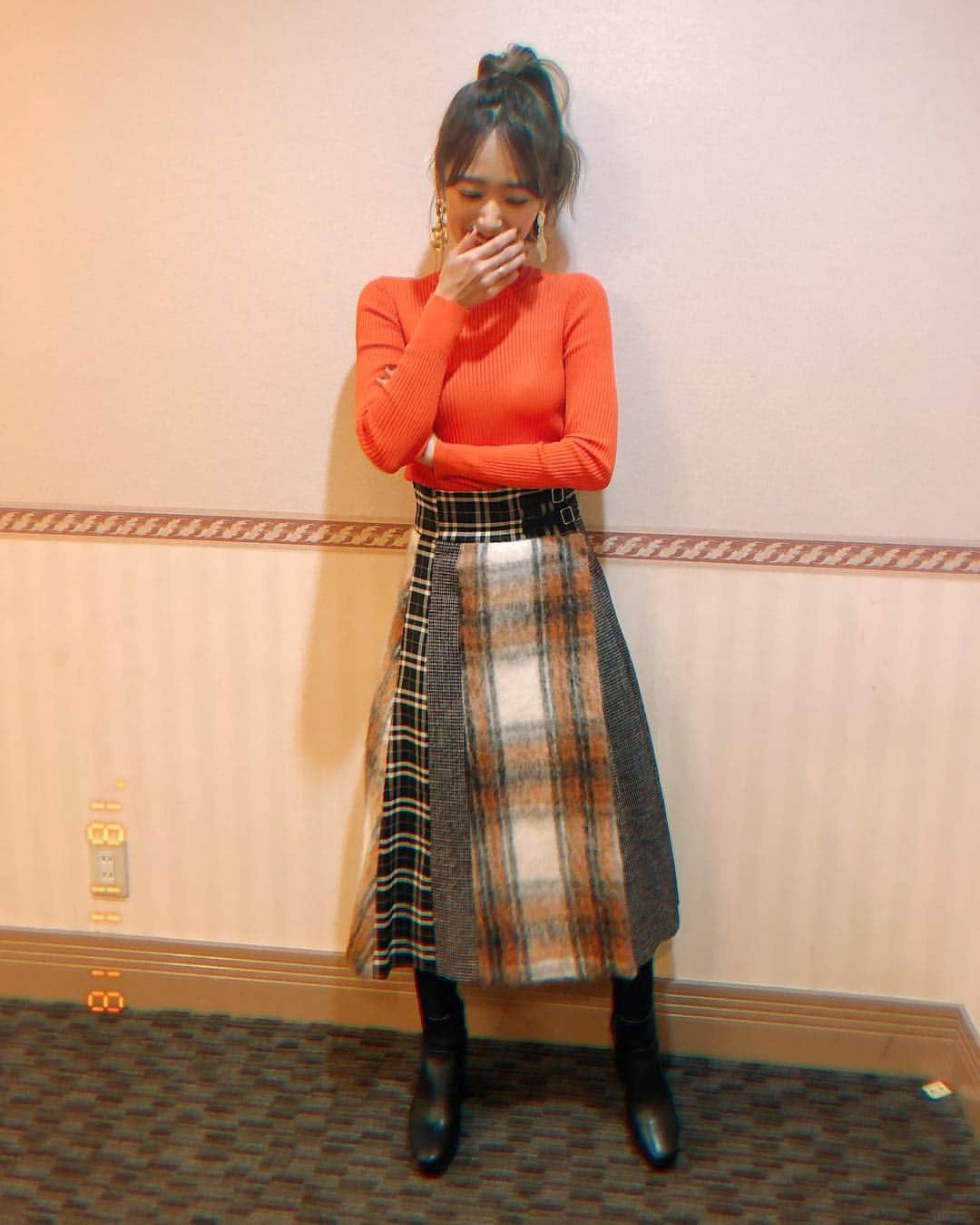 近藤千尋のインスタグラム：「今日も沢山笑いました😂 福島の郡山でのトークショー ありがとうございました💖 ママフェスとても楽しかったです😻😻 オレンジ🍊🧡の衣装でした！  娘ちゃんもアンパンマンに 大興奮🥺❤️ 私服で @niceclaup_official_  コラボ 着てみました😻 黒チュールと、パーカー🥰」