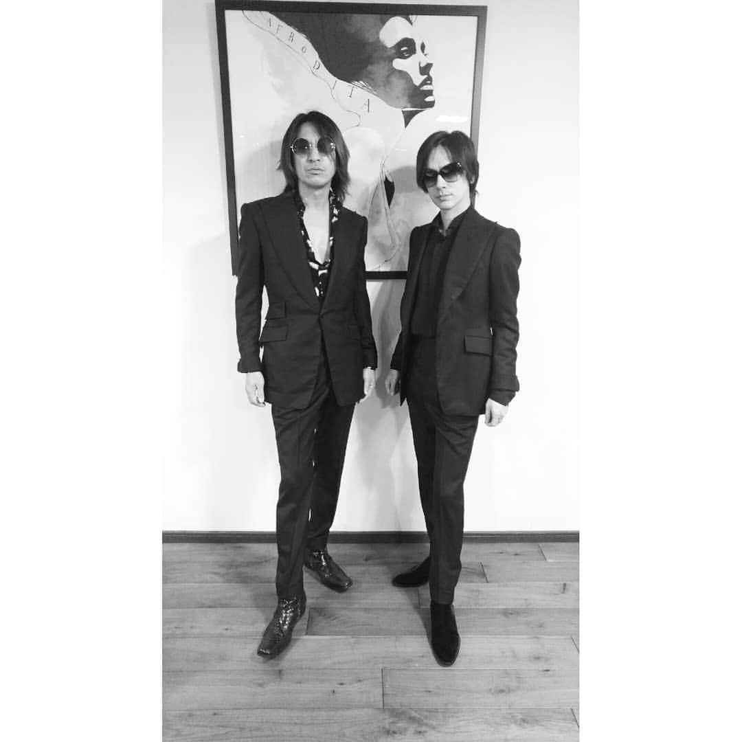 信國太志のインスタグラム：「#takuro さんからの #daigo さんへの40才の誕生日プレゼント。タクローさん御本人用もあわせてお二人にスーツをお仕立てさせて頂きました。 #handmade #sculpture #jacket #bespoketailoring #sartorial #menswear #mensstyle #suit #glay」