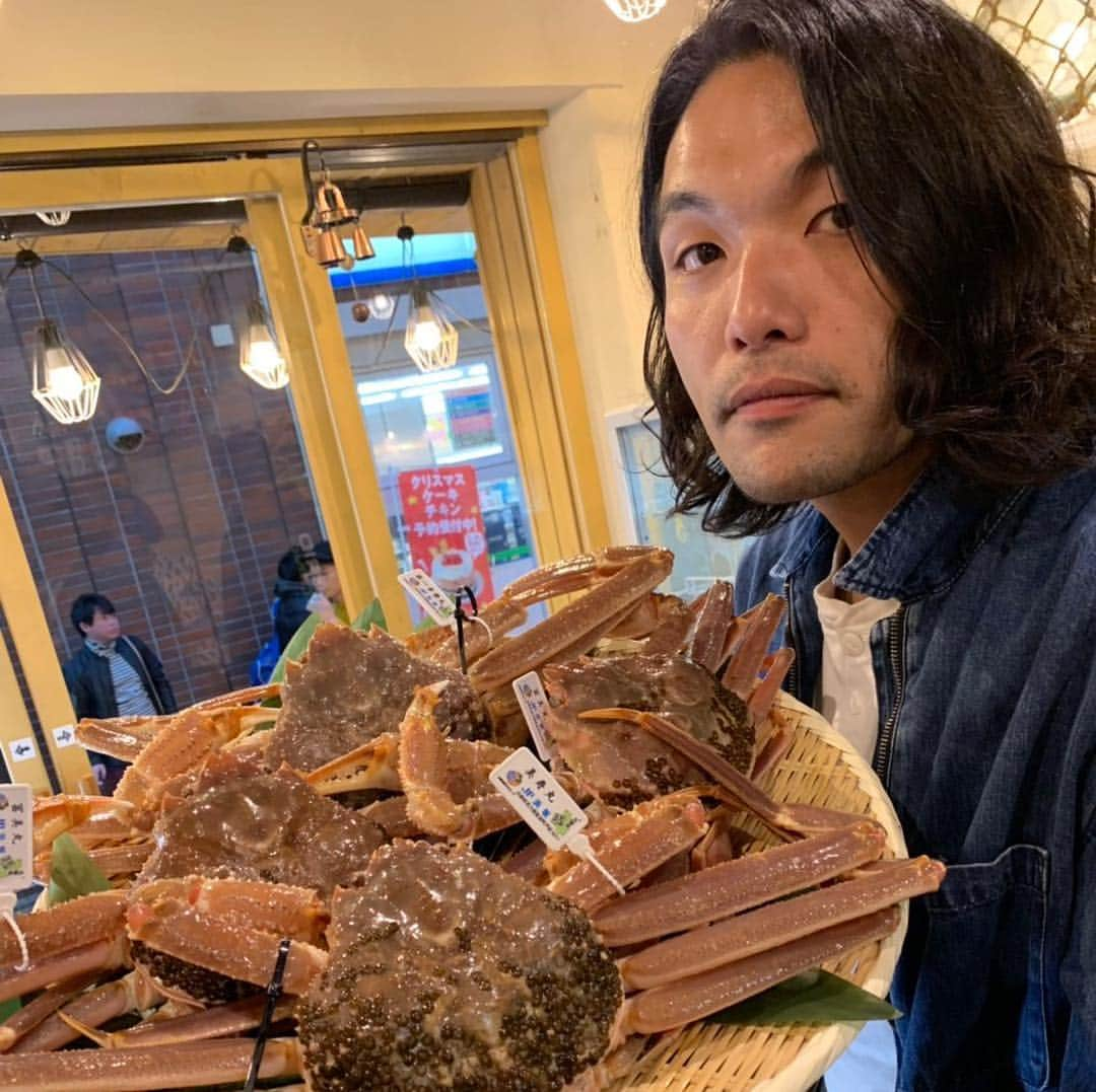 たかのりさんのインスタグラム写真 - (たかのりInstagram)「盛山さんの地元の先輩のお店「うおはる」にアスリート上野と連れてって貰いました。 松葉ガニをたらふく食わせて貰いました。全種類のカニ料理頂きました。 店に居た時間の2/3はアスリート上野の不義理説教でした。 ご馳走様でした。 #ツートライブ#たかのり#見取り図#盛山 さん#アスリート上野#うおはる#天王寺#阿倍野#カニ#松葉ガニ#周平魂#お笑い#芸人#comedian#大阪#舞台#ネタ#漫才#コント#顔#吉本#よしもと#コンビ#よしもと漫才劇場#単独ライブ#ライブ#西区住みます芸人#ギャグ#えてこまし#メイクマニーマニーマニー」11月18日 19時47分 - takanoritribe