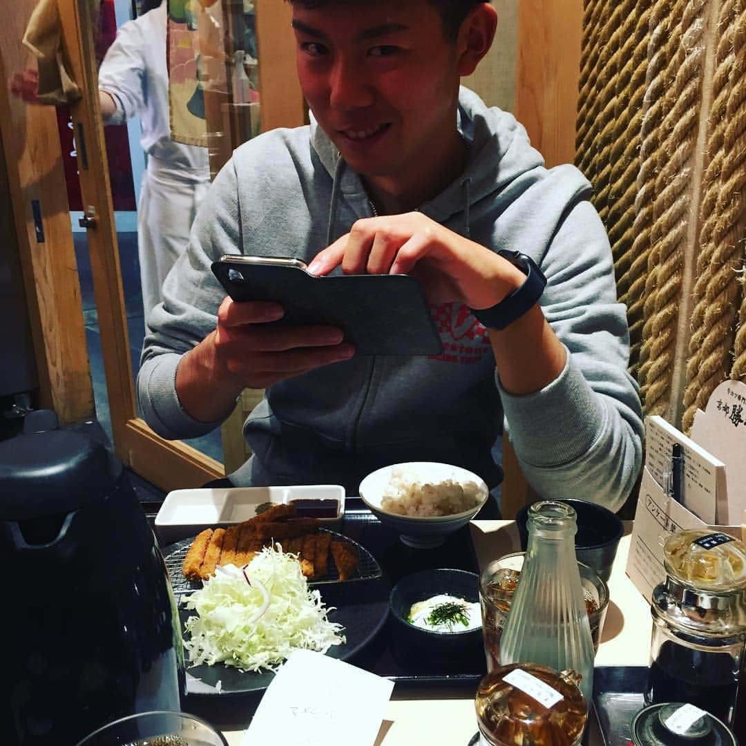 吉田凌さんのインスタグラム写真 - (吉田凌Instagram)「ひとみと久しぶりの外食！ここの牛カツが好きでたまに食べに行くところ！ 安定に美味しかった！😎 #ひとみ#同じ#神奈川の#投手#なぜ#このキメ顔#それは#俺も分からん#牛カツは#安定の#美味さ#また行こう！#秋季キャンプも#無事に#終了#早く#肘＃治せよ」11月18日 19時43分 - yosshi5m2w1