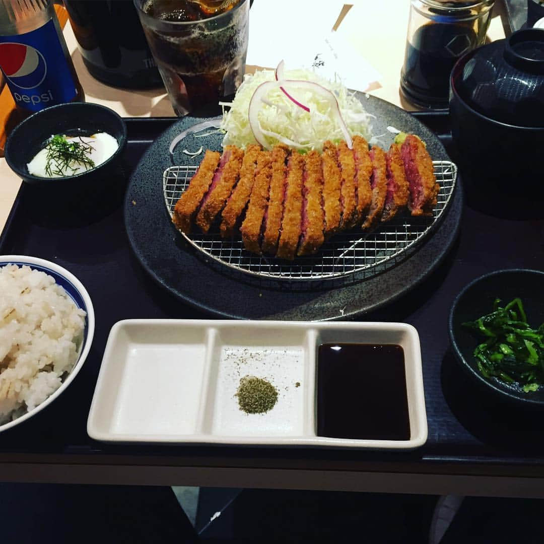 吉田凌のインスタグラム：「ひとみと久しぶりの外食！ここの牛カツが好きでたまに食べに行くところ！ 安定に美味しかった！😎 #ひとみ#同じ#神奈川の#投手#なぜ#このキメ顔#それは#俺も分からん#牛カツは#安定の#美味さ#また行こう！#秋季キャンプも#無事に#終了#早く#肘＃治せよ」