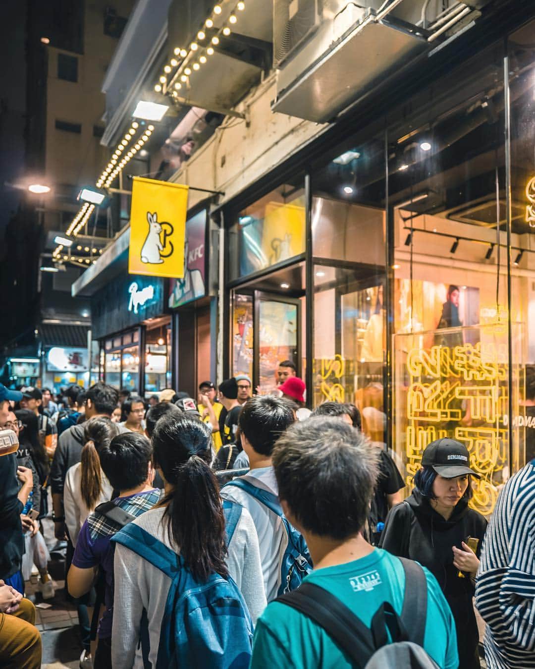 のインスタグラム：「先週末の香港でのPopup。18時オープンなのに14時には長者の列になってて、オープンから三時間で少なくとも200人くらいはサインと写真撮りました。海外でこんなに愛されて、もうなんていうか感動した。。来月は上海。今年はほぼ毎月海外でイベントやりましたが来年は更にヤバイの仕込んでます。全部結果で証明してやるぞ。  #FR2#fxxkingrabbits#popcorngeneralstore #popcornsupply#Hongkong#香港#leica#leicasl」