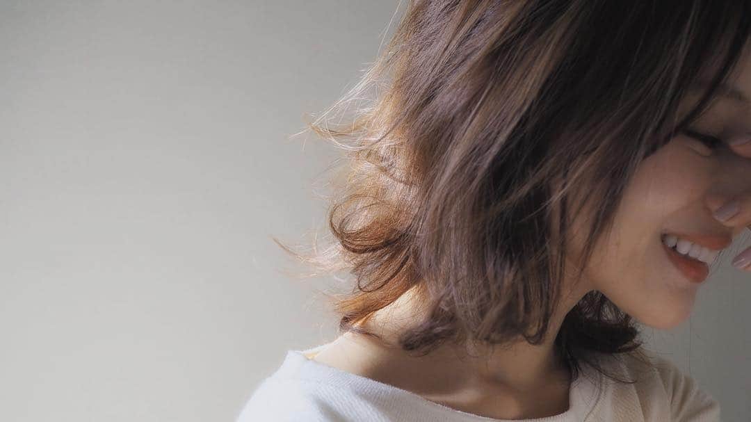 田中亜希子さんのインスタグラム写真 - (田中亜希子Instagram)「話題のDyson Airwrapを使い始めて1週間。 アイロンでは再現するのが難しい弾むカールが簡単にできる日が来るなんて♡  私は髪がそんなに長くないので外巻きスタイリングをしています。 少し揺らしながらドライするのが私なりに見つけた綺麗なカールの出し方です。  エアラップなら、過度な熱に頼らず、思い通りのスタイリングができて、ドライ、ブロー、カールの1台3役。 これは画期的！ 髪が自動で引き寄せられるのも楽しいです(^｡^) #ヘアスタイリング #髪型 #ヘアスタイル #ヘアアレンジ  #dysonhair #dysonairwrap #ダイソンエアラップ #スタイリング #ダメージケア #美髪 #dysonsponsored」11月18日 20時58分 - akiico