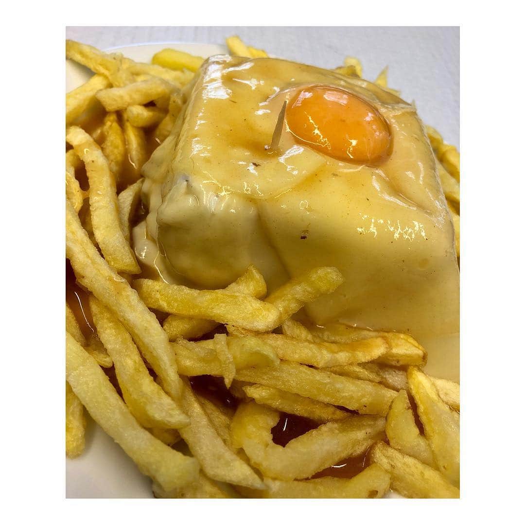 のインスタグラム：「Francesinha🇵🇹 . ポルト発祥のB級グルメ パン、お肉、チーズ、卵、特製ソースをからめた 「フランセジーニャ」 . "フランスの女の子" という可愛い名前にそぐわないいかつさだけど 来たからには絶対食べたかったポルト名物！ . ハイカロリー×ジャンキー大好き。 . #Portugal #Porto #SantiagoF #Francesinha #週末海外 #週末旅行 #tabijyomap_Portugal #タビジョ」