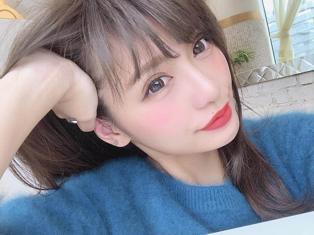 伊藤実祐さんのインスタグラム写真 - (伊藤実祐Instagram)「. . 🌈 今月の #みゆちゃいカラー 🐸💓 . なんや今回は新しいカラー剤を使ったみたい🙊🖍 どのメーカーのどんな色味かは方山さん ところに載せてくれてます 👨🏻‍🌾💭🍆 . ✂︎ ✄【 @katayama.satoshi 】 . . これは窓際、自然光で撮った写真🤳 よ、よ、良ぉない 😍？( 大声📣 ) . あんま見えてないけど、前髪の感じみて？ な、な、なんちゅー透明感🤦🏻‍♂️💓 ド、ド、どタイプやねんけど💓( 更に大声📣📣) . . 方山さんところには、 オレンジ照明の下でライトを当てて 撮った写真が載ってます 🍊💨♥︎♡ . 自然光が当たった時とライトが当たった時、 両方の感じを...☺️☝🏼見比べてみて🐨💙 . . #みゆちゃいカラー #みゆちゃいバング #外国人風カラー #ENLIED #方山郷史 #モデル #TOKYOcreatist #JETs👣 #伊藤実祐 #いとうみゆ #みゆちゃい . . もち前髪メンテナンスもしたさ🙆‍♂️ . . ブリーチはしてません ♥︎ ハイライトは前々回のもの ♥︎ .」11月18日 21時13分 - miyu.61