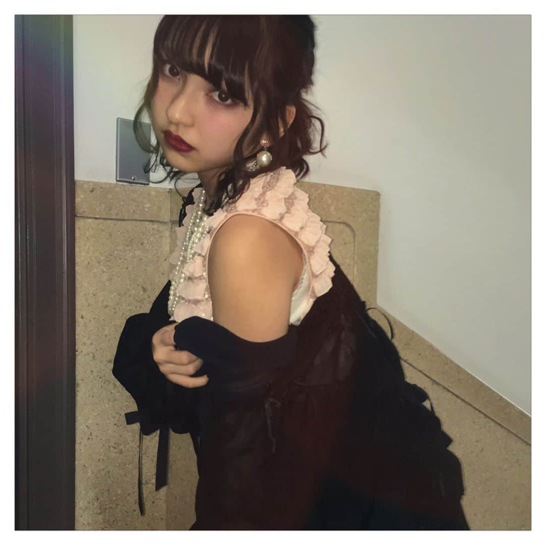 十味さんのインスタグラム写真 - (十味Instagram)「ケイスケカンダさんのお洋服を着せていただきました。 私のために作って頂いたようで…幼少期以外に服を作っていただいたことがないので感無量です…。 ありがとうございます🥀  #ケイスケカンダ #keisukekanda #fashion #hairstyle #dress #ファッション #ヘアアレンジ #十味」11月18日 21時17分 - toomi_nico