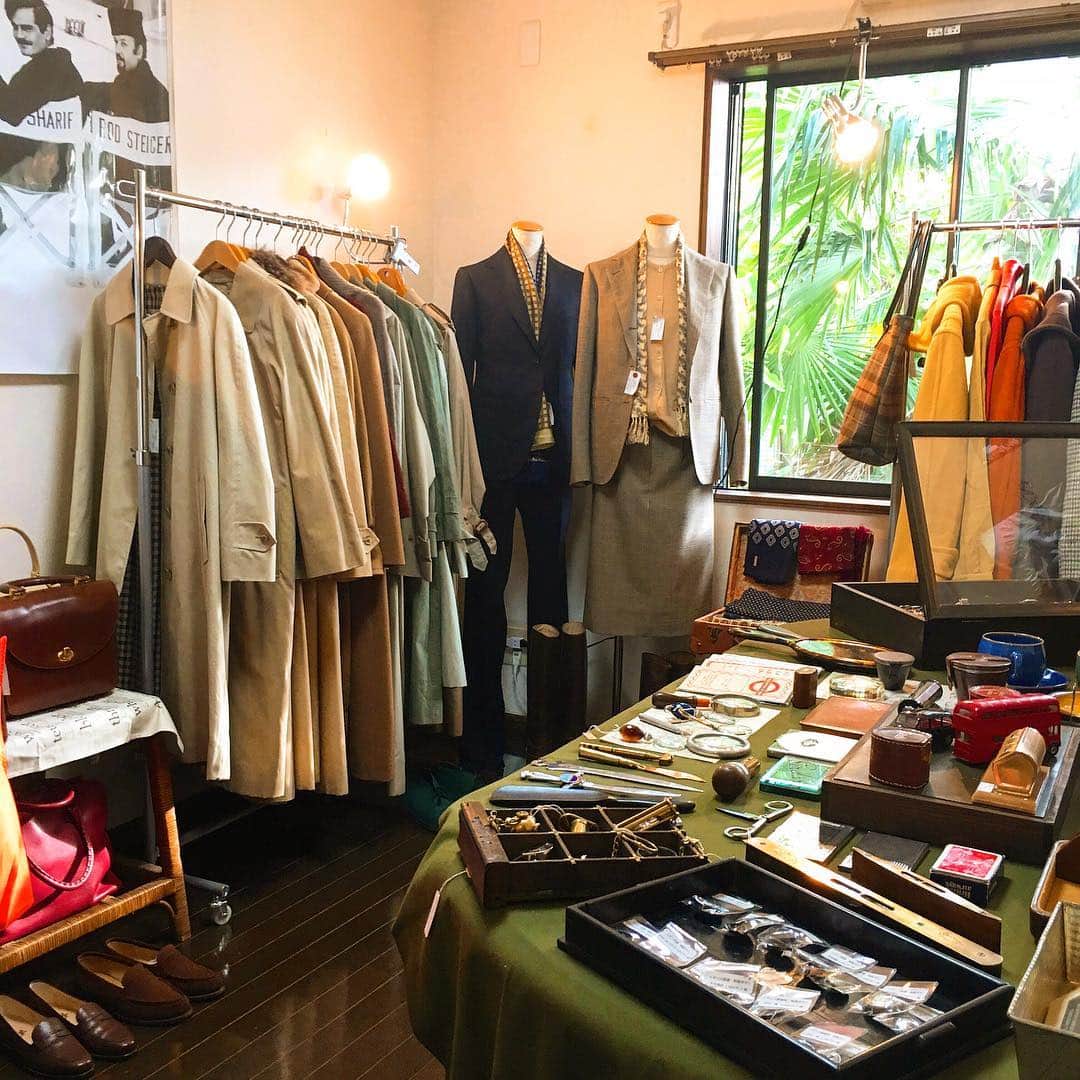 RIKAPEPEのインスタグラム：「赤峰先生主催のヴィンテージイベントにお伺いしてきました🌹🧥お宝がたくさんあって、流石赤峰先生のイベント。一目惚れで素敵なグレーのコートに出逢いました。裾をお直しして、2週間後に届く。楽しみすぎます。 ・ ・ #めだか荘 #vintageclothing #vintagefashion #古着好きな人と繋がりたい #赤峰幸生 先生 #forzastyle」