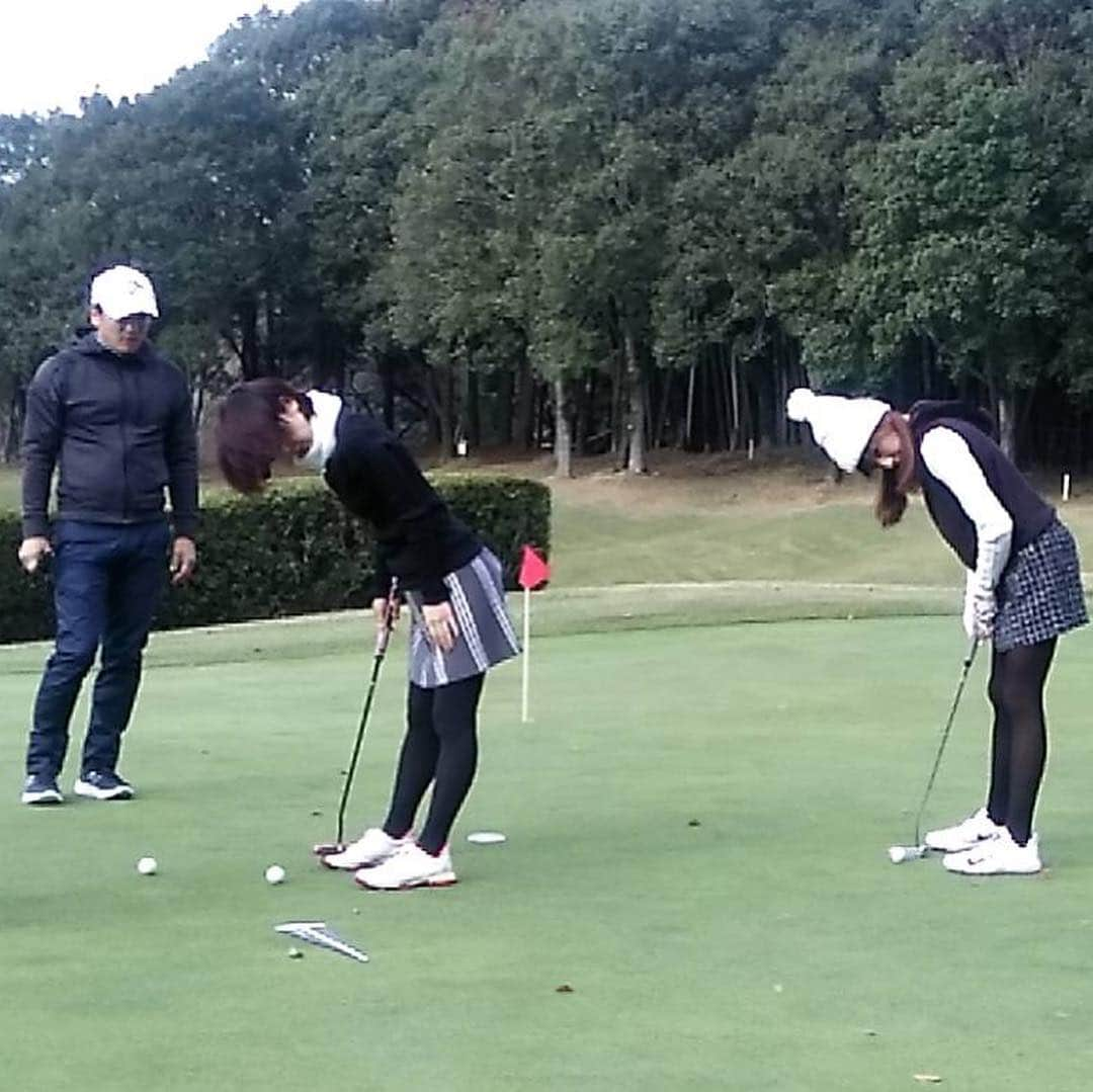 宮崎宣子さんのインスタグラム写真 - (宮崎宣子Instagram)「エイムポイントのパターレッスンを受けてきました⛳️ 距離と方向性のコースでしたが、首の位置を確認したり、 速さを調整したりと、 やることがいっぱい🏌️‍♀️ @dai_dygstudio ダイコーチありがとうございました😊  次回のコースでは3パットはナシでいきたいな⛳️✨ #aimpoint #エイムポイント #パターレッスン #golfwear #archivio #golfgirl #golfgirls #3パター #スリーパット撲滅」11月18日 22時34分 - miyazaki_nobuko