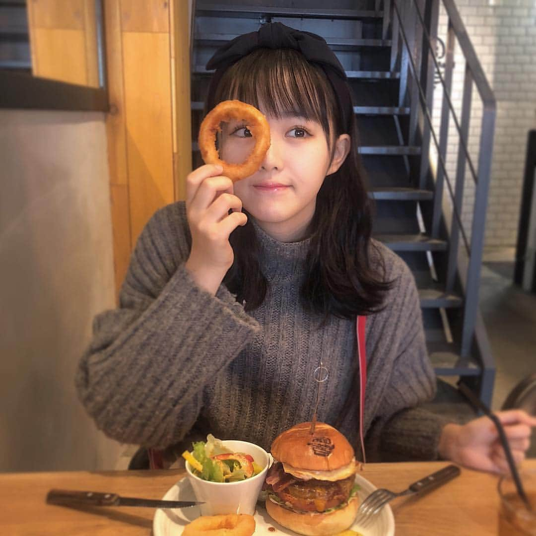 伊藤小春さんのインスタグラム写真 - (伊藤小春Instagram)「オニオンリング（輪っか○だし野菜だから0キロカロリー）を先に食べたから、このハンバーガーも実質ゼロってことよ。﻿ ﻿ #theburgerstandns  #ハンバーガー #オニオンリング﻿ #ゼロカロリー理論  #名古屋カフェ #カフェ巡り ・ #いとうこはると食」11月18日 22時43分 - koharu_ito_