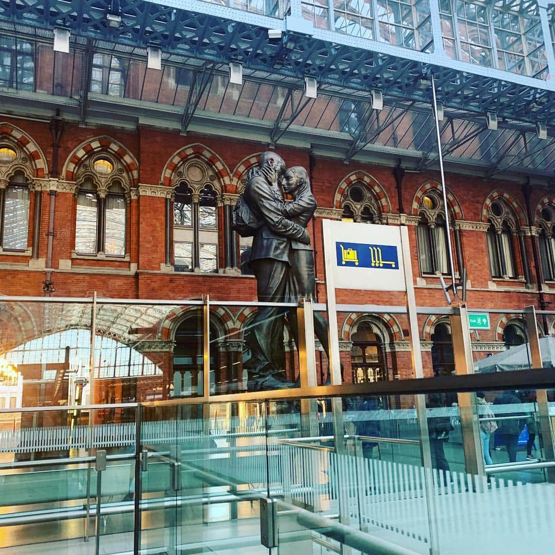 カンのインスタグラム：「romantic👌🇬🇧❤️ #london #stpancrasinternational #eurostar #romantic」