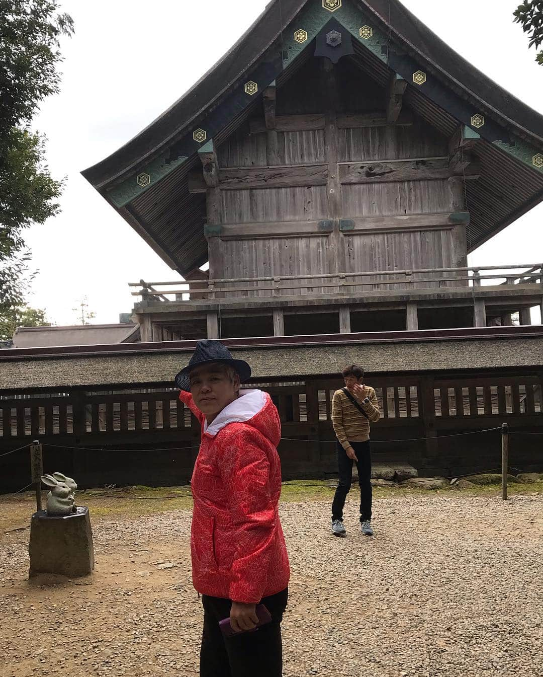 井上貴子さんのインスタグラム写真 - (井上貴子Instagram)「無事に自宅へ帰宅^ ^ 神取さんは1時間くらいだけ 新幹線一緒だったけど… 途中下車して 来年の営業へ行ってしまった…  帰りの新幹線は 今週のたまっているドラマを 片っ端からみたーーー^ ^  幸せだ^ ^  出雲大社で清めてもらい パワーチャージして 感謝して感謝して…  初めて神迎祭と神有祭を 体験してきたー！  この派手な装いは… 神取さんです。  どんな変装したってバレバレで。  みーんな二度見したり 後ろを歩いているアタシは そんな人達の色んな声を聞く…  プロレスラーの神取さんだよ！ あ。神取だ！  呼び捨ても何度も聞こえちゃっているんだからねーー^ ^  今日はこんなこと言ってる人がいた。 「神取なだけに取りにきたね。さすがだね！」って！  神無月とか神有月とか知らなくてね。  ある縁でそーゆーのおしえてくれた人がいて…  今回出雲に行くことが出来たんだけど…  なかなか知り合いがいないと 遠のいてしまうけど。  また行きたいな^ ^  Happyで^ ^  #井上貴子  #女子プロレスラー  #デビュー30周年 #神取忍 #出雲大社 #パワースポット #新幹線だいすき」11月18日 23時15分 - takaco_inoue