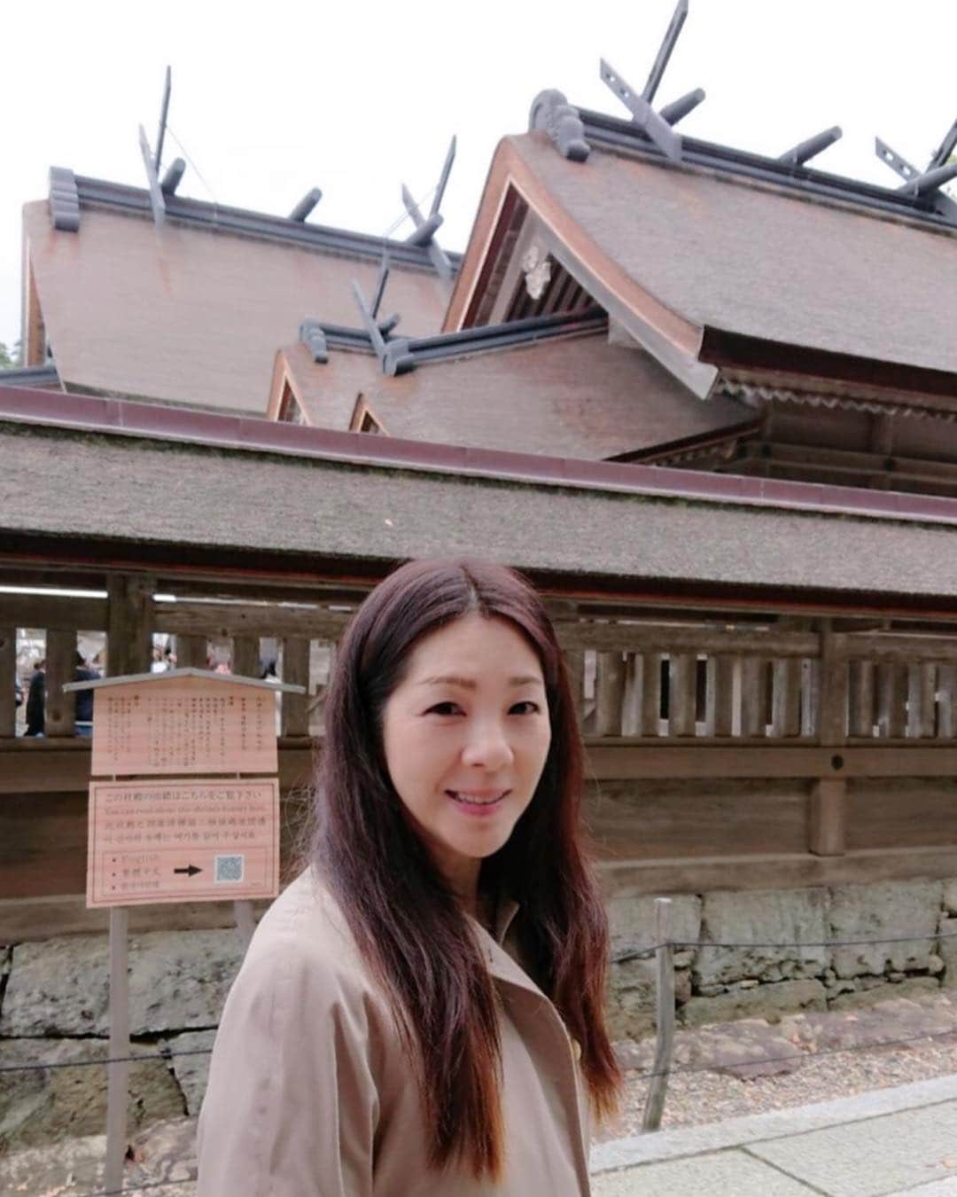 井上貴子のインスタグラム：「無事に自宅へ帰宅^ ^ 神取さんは1時間くらいだけ 新幹線一緒だったけど… 途中下車して 来年の営業へ行ってしまった…  帰りの新幹線は 今週のたまっているドラマを 片っ端からみたーーー^ ^  幸せだ^ ^  出雲大社で清めてもらい パワーチャージして 感謝して感謝して…  初めて神迎祭と神有祭を 体験してきたー！  この派手な装いは… 神取さんです。  どんな変装したってバレバレで。  みーんな二度見したり 後ろを歩いているアタシは そんな人達の色んな声を聞く…  プロレスラーの神取さんだよ！ あ。神取だ！  呼び捨ても何度も聞こえちゃっているんだからねーー^ ^  今日はこんなこと言ってる人がいた。 「神取なだけに取りにきたね。さすがだね！」って！  神無月とか神有月とか知らなくてね。  ある縁でそーゆーのおしえてくれた人がいて…  今回出雲に行くことが出来たんだけど…  なかなか知り合いがいないと 遠のいてしまうけど。  また行きたいな^ ^  Happyで^ ^  #井上貴子  #女子プロレスラー  #デビュー30周年 #神取忍 #出雲大社 #パワースポット #新幹線だいすき」