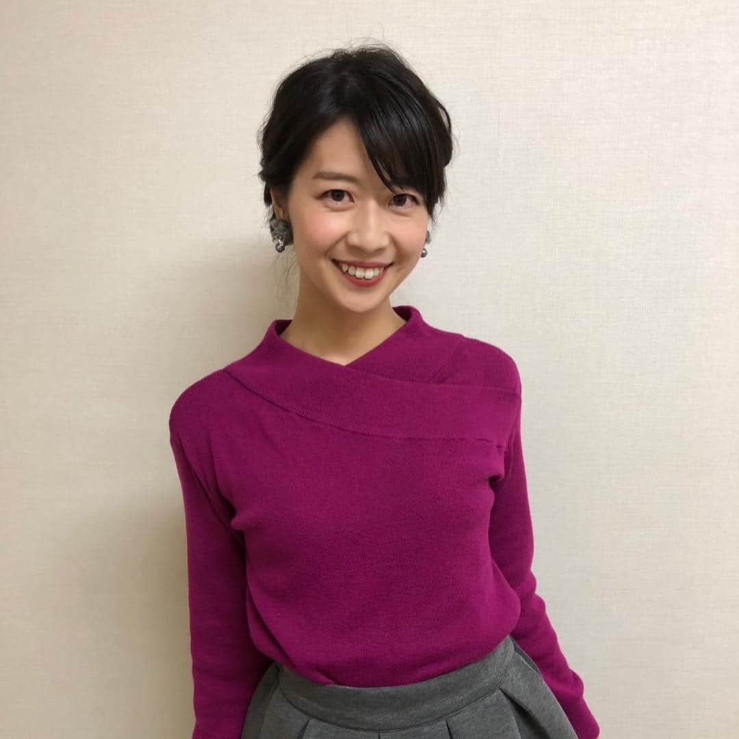 虎谷温子さんのインスタグラム写真 - (虎谷温子Instagram)「先週木曜の衣装… そのスカートどうなってるの！？と、オンエア中も、それ以外の時間も質問責めにあいました。 ウェットスーツのような、ハリのある素材なのです…！✨」11月19日 8時57分 - atsukotoraya.ytv