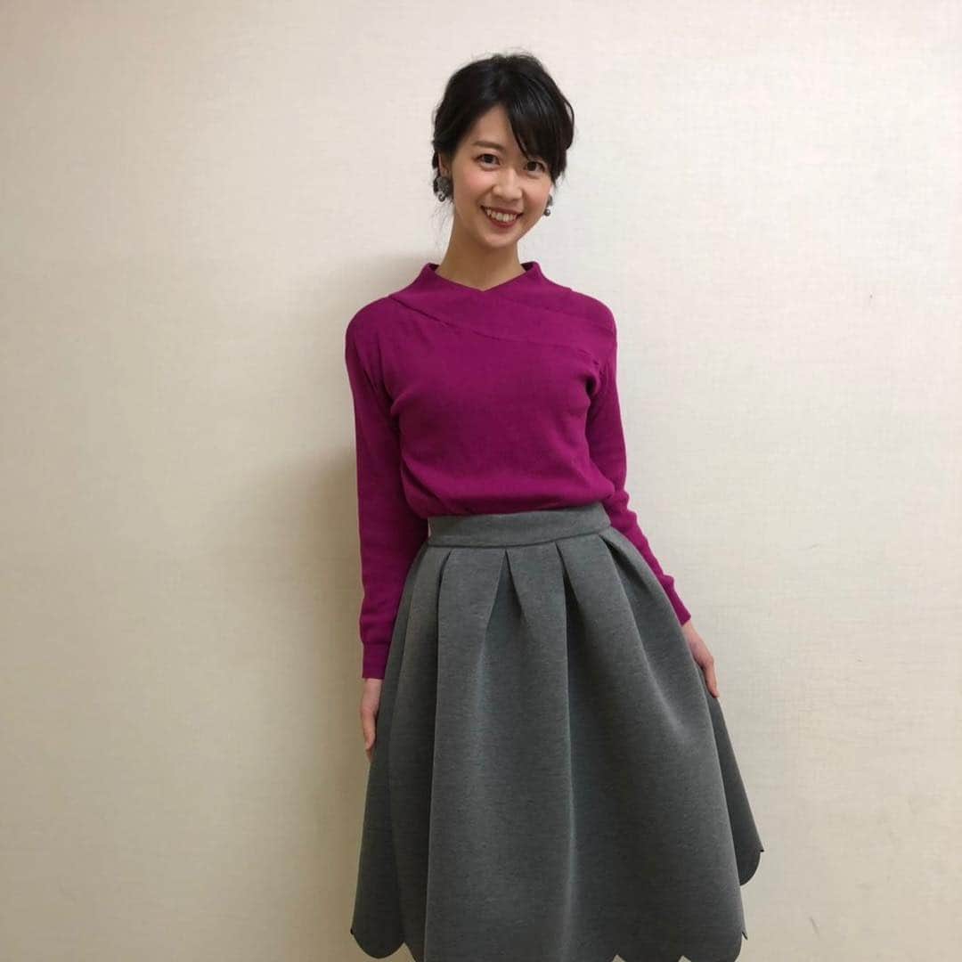 虎谷温子さんのインスタグラム写真 - (虎谷温子Instagram)「先週木曜の衣装… そのスカートどうなってるの！？と、オンエア中も、それ以外の時間も質問責めにあいました。 ウェットスーツのような、ハリのある素材なのです…！✨」11月19日 8時57分 - atsukotoraya.ytv