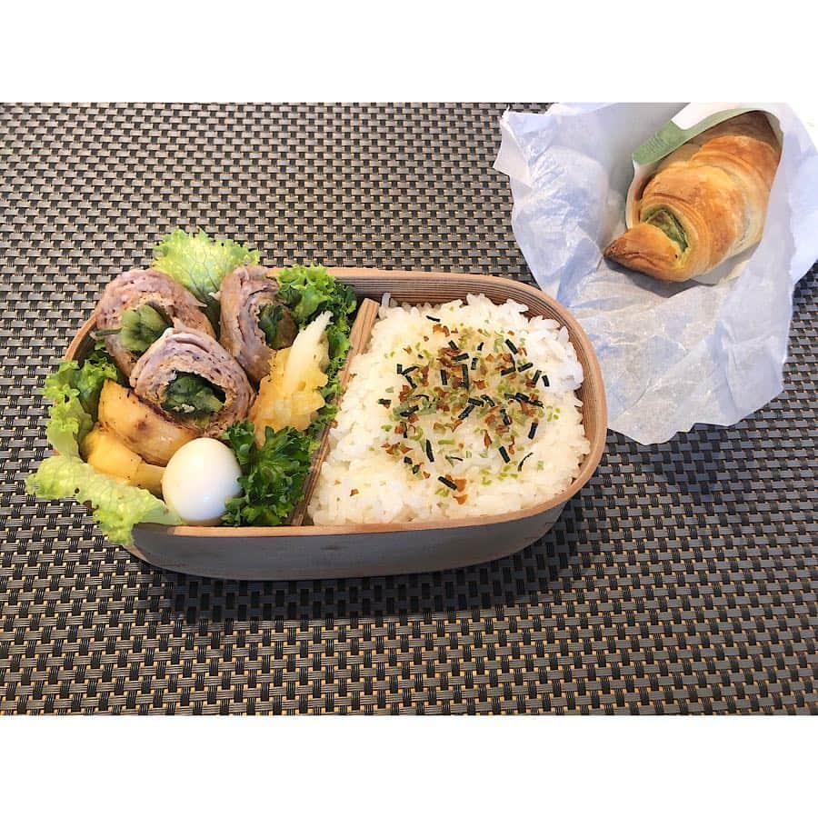 竹内夏紀のインスタグラム：「おはよう👀 . 小ねぎの肉巻き イカの天ぷら 焼きタケノコ うずらの卵 . 小ねぎの肉巻きは、豚バラ肉の上にいなり寿司の皮をのせて、小ねぎを巻いて焼きました！軽く塩こしょうしてます！仕上げに、白ワインで少々蒸します！ . おやつ（？）には、抹茶チョコクロを持っていく👶🏻 .  #JKなつ弁 #お弁当 #高校生弁当 #女子高生弁当 #jk弁当 #jk弁当記録 #jk3 #jk #お昼ごはん #オベンタグラム #クッキングラム #デリスタグラム  #obentagram #cookingram #delistagram #cooking #obento #obentobox #obentobako #lunch #lunchbox」