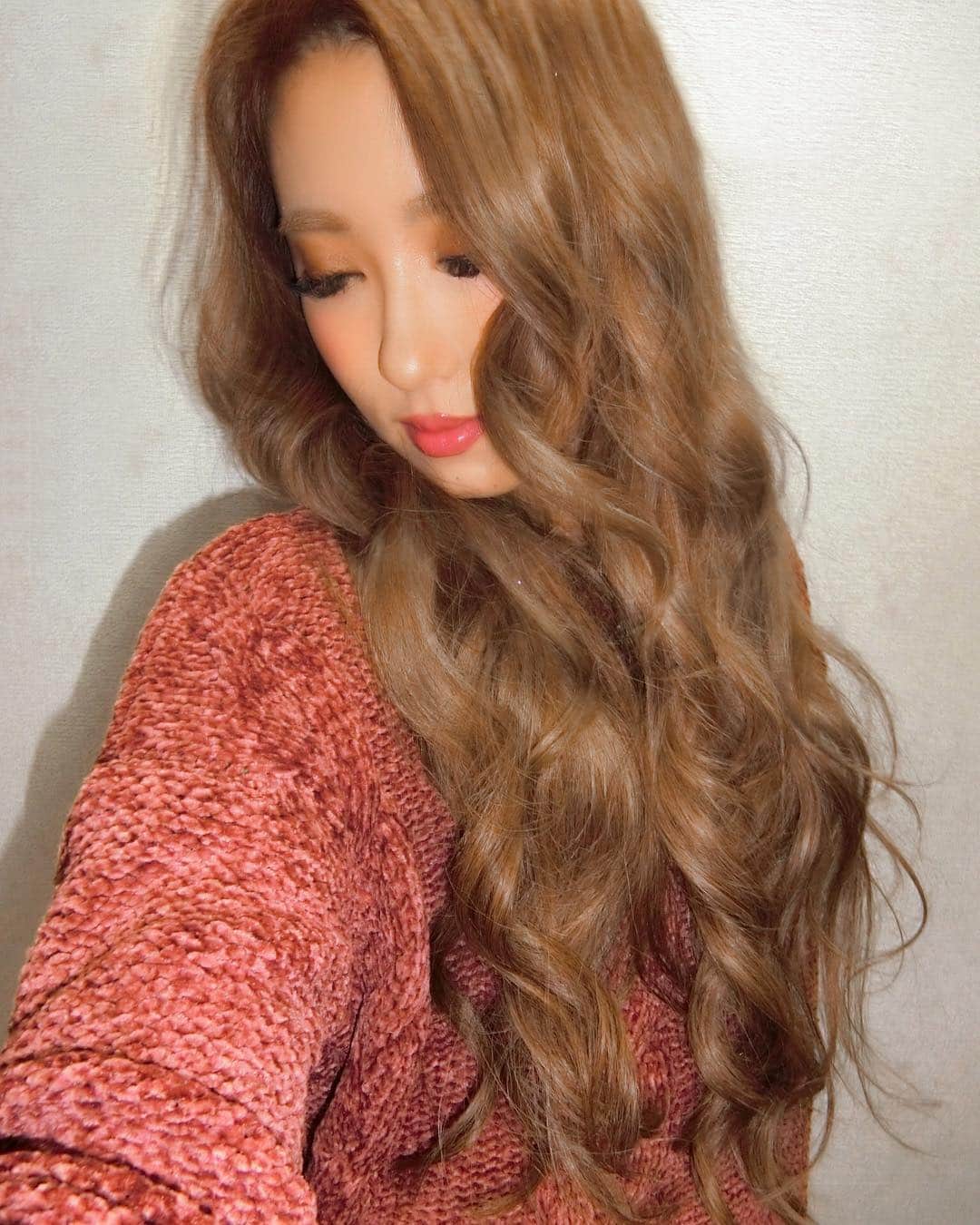 HIKARUさんのインスタグラム写真 - (HIKARUInstagram)「室内だとこんな感じの色味❣️ 26mmのコテでしっかり巻いて 時間置いてからクシでとかした ふんわりした巻き髪が好き🐭💗💗 . 💈担当➡︎ @rollen_ike 💇‍♂️ @rollen_kenta_akiyoshi ☎️ TEL➡︎03-6805-1536  #cjd #hair #haircolor #highlight #hat #me #love #fashion #pink #hairchange #japan #japanesegirl #tokyo #harajuku #ヘアアレンジ #ハット #秋 #日本 #東京 #原宿 #表参道 #ハイカラー #美容院」11月19日 9時32分 - hikaru__0211
