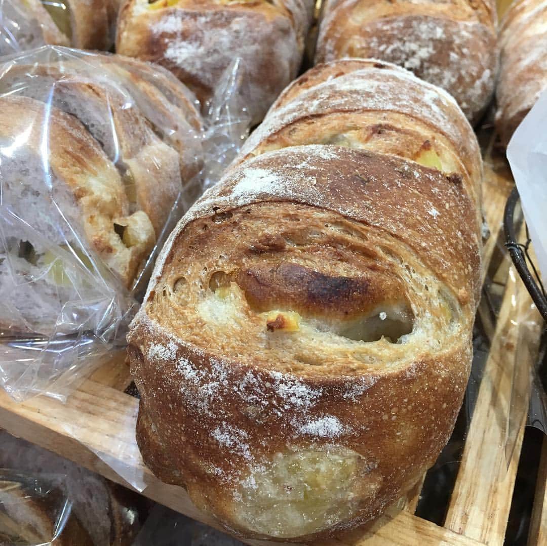 ANDERSEN アンデルセンさんのインスタグラム写真 - (ANDERSEN アンデルセンInstagram)「アンデルセン伊勢丹立川店のブレッドマスター、大川さん。 . 笑顔でご紹介しているのは、今月のおすすめ 芸北りんごと胡桃のパン。 . アンデルセンファームのりんごを使った季節のバラエティブレッドです。 . おひとつ、ご試食いかがですか？ . ライ麦入りのシンプルな生地に、ゴロっとしたりんごと香ばしい胡桃が楽しめますよ✨ . #芸北りんごと胡桃のパン #アンデルセンファーム #芸北りんご #りんご #🍎 #🍏 #胡桃 #シナノゴールド #アンデルセン #ベーカリー #パン #アンデルセンのパン #パン屋 #デンマーク #ヒュッゲ #バラエティブレッド #アンデルセン伊勢丹立川店 #伊勢丹立川店 #伊勢丹 #立川 #ブレッドマスター . #andersen #bakery #bread #instabread #instafood #HYGGE #hygge #varietybread」11月19日 10時06分 - andersen_official_jp