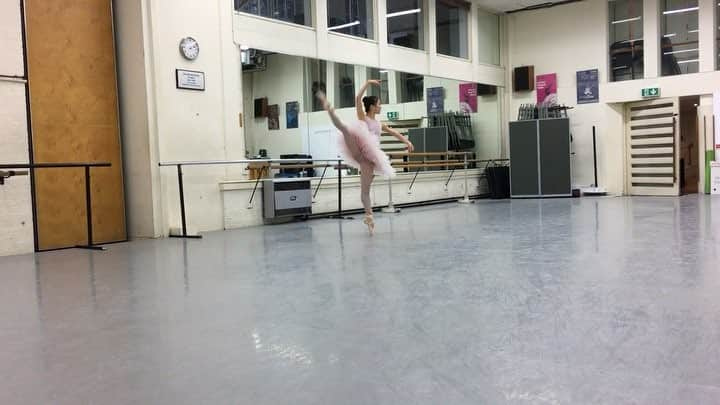 金原里奈のインスタグラム：「I can’t wait to perform this role very soon!!!👸🏻❤️ #SwanLake #odette #odile A little clip from the last rehearsal🎥 dancing with my favorite @gaynorminden pointe shoes and beautiful tutu by @nuikobo 😍 #englishnationalballet #GMArtist #GaynorMinden」