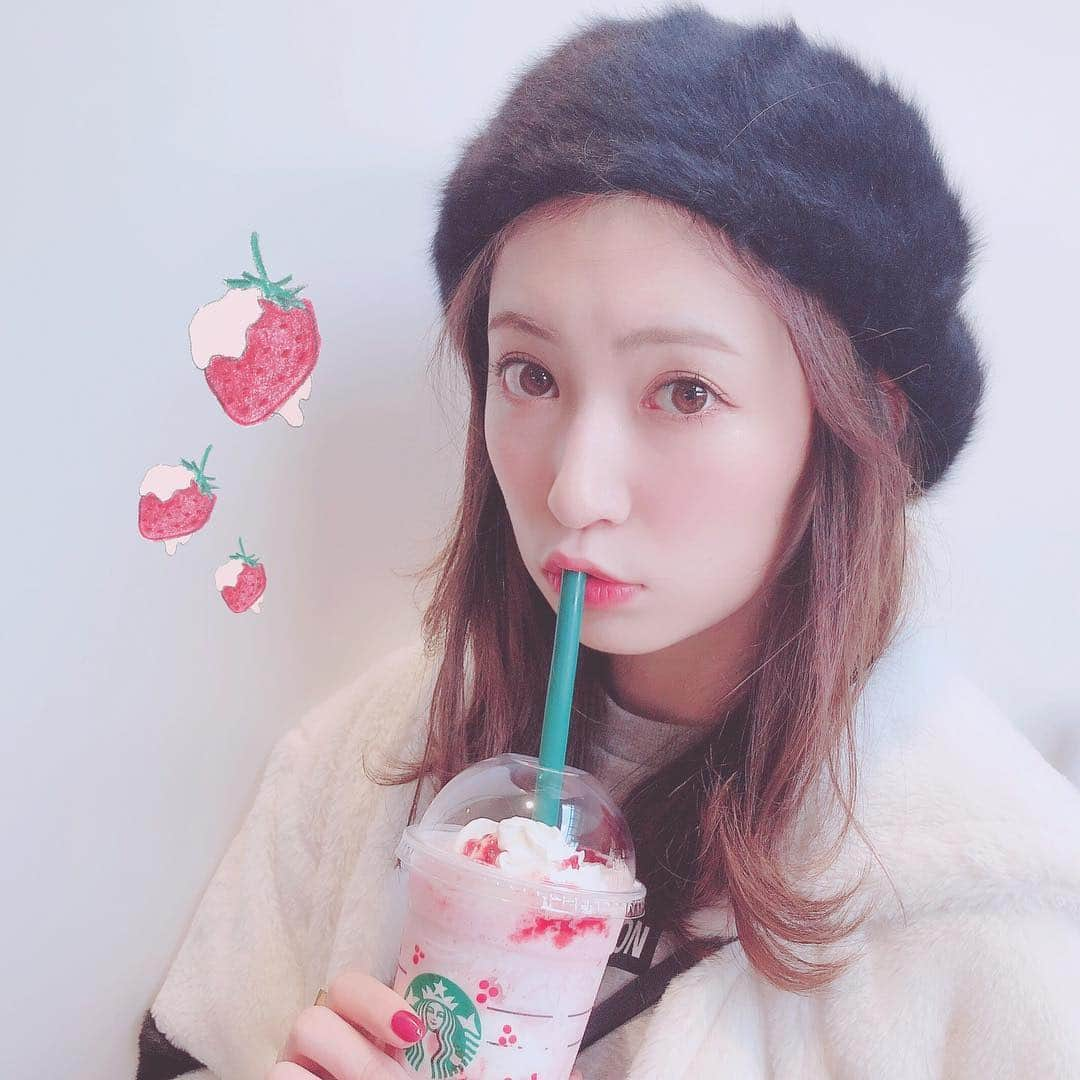 吉田朱里さんのインスタグラム写真 - (吉田朱里Instagram)「おはようございましゅましゅ💗 #starbucks #ストロベリーケーキフラペチーノ」11月19日 10時37分 - _yoshida_akari