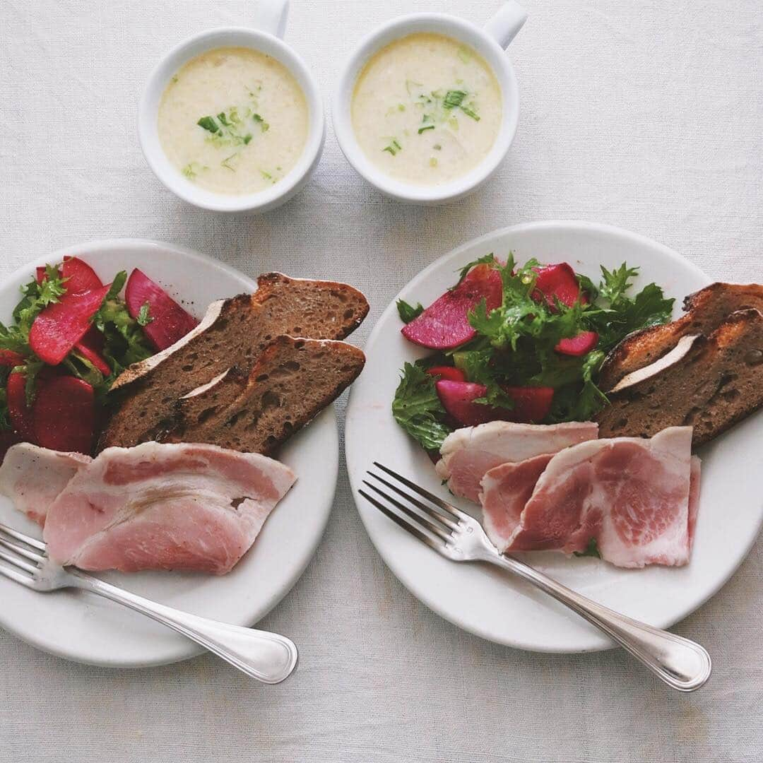 樋口正樹さんのインスタグラム写真 - (樋口正樹Instagram)「Today's breakfast . 今日の朝食は、 かぶのポタージュ、 わさび菜と赤大根のサラダ、 ショルダーハム、 ライ麦のパン。 . . #朝食 #スープ #サラダ #パン #ハム #おうちごはんlover #GoodmorningGoodbreakfast」11月19日 7時51分 - higuccini