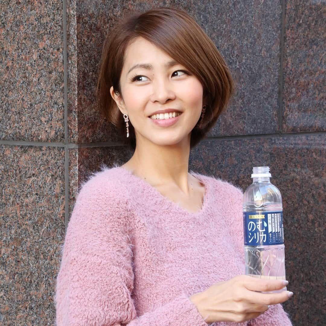 坂元美香さんのインスタグラム写真 - (坂元美香Instagram)「. 私が飲んでいるのは『のむシリカ』@コスメ1位を獲得しているお水です。 . シリカって何？？というお話ですが「ケイ素」のことです。ツメ、髪の毛、肌、歯、血管、関節、軟骨、骨など全身を構成する成分で、美しい肌や髪、爪や骨、血管に必須の『美のミネラル』🌿でも、体内では作れないから不足しがちで外から補う必要があるんですって。 . 私が飲んでいる のむシリカ @nomusilica_official は、霧島の天然水。子供が飲んでも安心。4大ミネラルの含有量が多く、新陳代謝も上がるし免疫力の強化にもなるので朝一番に飲むようにしています。 . #シリカ #シリカ水 #のむシリカ #水 #子供が飲んでも安心安全 #霧島天然水 #ナチュラルミネラルウォーター #美容 #デトックス #ダイエット #ケイ素 #新陳代謝 #PR #坂元美容レポ」11月19日 8時00分 - mika_saka