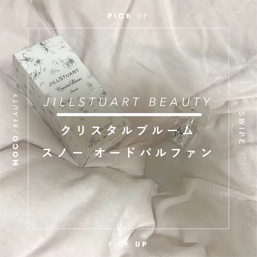 コスメ・メイク動画 MOCO BEAUTY [モコ]のインスタグラム：「\ JILLSTUART / @jillstuartbeauty クリスタルブルームスノーオードパルファン . - - - - - - - - - - - - - - - - - - - - - - - - - . 女の子の心をグッと掴むパッケージに 溢れんばかりのキラキララメが魅力的な 「JILLSTUART」♡ . JILLSTUARTの可愛さが詰まっているのは コスメだけじゃないんです！ . 今回は、宝石のように煌めく 「クリスタルブルームスノーオードパルファン」の ご紹介です♪ . キラキラ輝く花があしらわれている ボトルの正体は香水♡ 贅沢にスワロフスキークリスタルが 使用されています。 . 雪をまとった花々が咲き誇るような イメージのデザインになっているんですね！ . 気になる香りは、優美で清楚な香り。 透明感を香りで感じることができますよ♪ それでは、香りの構成を詳しく見ていきましょう！ . 【トップノート】 クリーンフローラルノート →スイートピーにスノードロップを基調とした香り。凛とした清潔感を表現しています♡ . 【ミドルノート】 スノーフローラルノート →多彩なフローラルに添えられるはミュゲの香り。清楚な心地よさを表現しています。 . 【ラストノート】 クリスタルパウダーリーノート →柔らかなホワイトイリスの香りが、粉雪を表現しています♪ . これらの香りが合わさることで、 時間経過に伴った香りの変化を 楽しむことができますよ♡ . 世界で活躍するトップパフューマー 「セシル・マットン」によって 調香されたイチオシフレグランスです☆ . - - - - - - - - - - - - - - - - - - - - - - - - - - . Photo by ♡/ ＠kyoocn_30 ♡/ ＠_f_u_u_m_i_n_ ♡/ ＠_tksmt_ ・・・ . 《 写 真 募 集 中 》 お気に入りのメイクやコスメは 「 #moco_beauty / @moco_beauty 」で コメントやタグ付けで教えてください☺︎ . あなたの写真が選ばれるかも？？ みなさんの素敵な投稿・コメントおまちしております！ .」