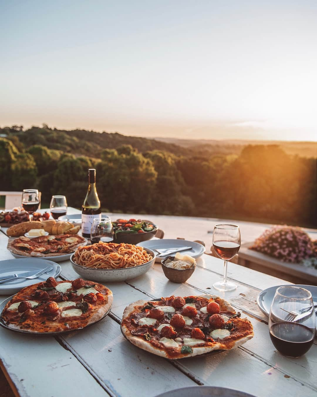 ジェシカ・スタインさんのインスタグラム写真 - (ジェシカ・スタインInstagram)「There is nothing better than celebrating with friends, wine and pizza while watching the sun go down. ✨ For my birthday last month I made an Italian feast including my very first pizza dough, with pizza and pasta sauce made using my new @vitamix_aunz Ascent. We might not get this view every day but at least we can have pizza! 🍕🍝❤️ #vitamixaunz #feedyourlife」11月19日 19時15分 - tuulavintage