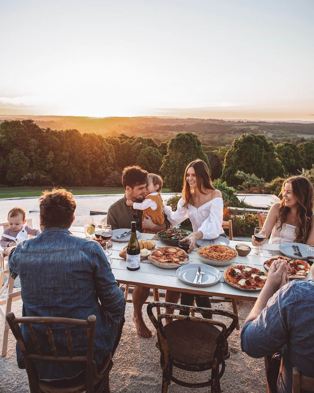 ジェシカ・スタインのインスタグラム：「There is nothing better than celebrating with friends, wine and pizza while watching the sun go down. ✨ For my birthday last month I made an Italian feast including my very first pizza dough, with pizza and pasta sauce made using my new @vitamix_aunz Ascent. We might not get this view every day but at least we can have pizza! 🍕🍝❤️ #vitamixaunz #feedyourlife」