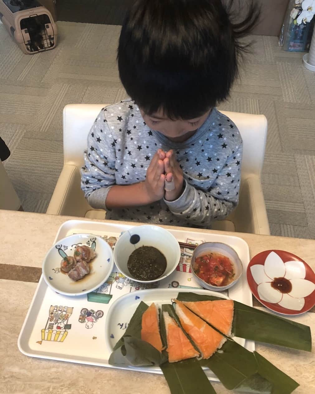 市川海老蔵 （11代目）さんのインスタグラム写真 - (市川海老蔵 （11代目）Instagram)「* For breakfast today,  Masunosushi that I got in Toyama. I have plenty of good and sad memories with it. 今日の朝ごはんは富山で買った ますのすしでした。 いい思い出も 悲しい思い出も 沢山です。  #市川海老蔵 #海老蔵 #成田屋 #歌舞伎  #古典への誘い #ABKAI #ABMORI #ebizoichikawa #ebizo #kabuki #thunderparty #theater #theaterarts #actor #japan #classic」11月19日 11時11分 - ebizoichikawa.ebizoichikawa