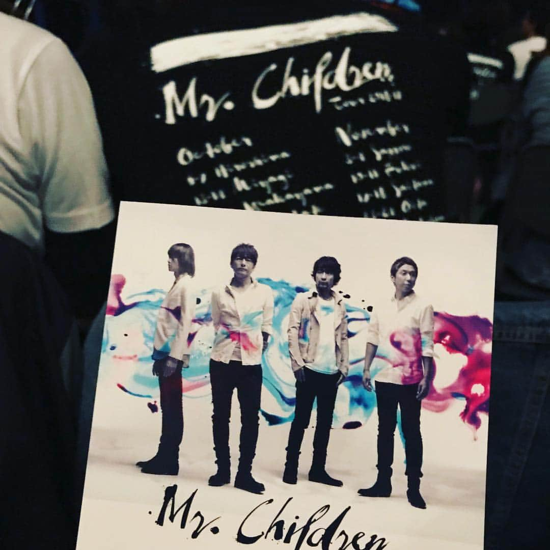 前田典子さんのインスタグラム写真 - (前田典子Instagram)「#週末は #ミスチル #mrchildren  #重量と呼吸 #ライブ #さいたまスーパーアリーナ へ #目の前に桜井さんが 😍❤️ #かっこよすぎ 😍 #歌うますぎ🎤 #ズキューン💘  #ダーリンダーリンをいろんな角度から ❤️見た #ヤバい 😍 #目が合った と、思う❣️勝手な妄想ですが😅💦 #はぁ〜〜良かった😆💕 #発売日に #山野楽器にて #CDを買う #店頭に #ミスチルのサイン❤️ありました！ #マエノリの観る方のライブ活動」11月19日 12時42分 - maenorichang