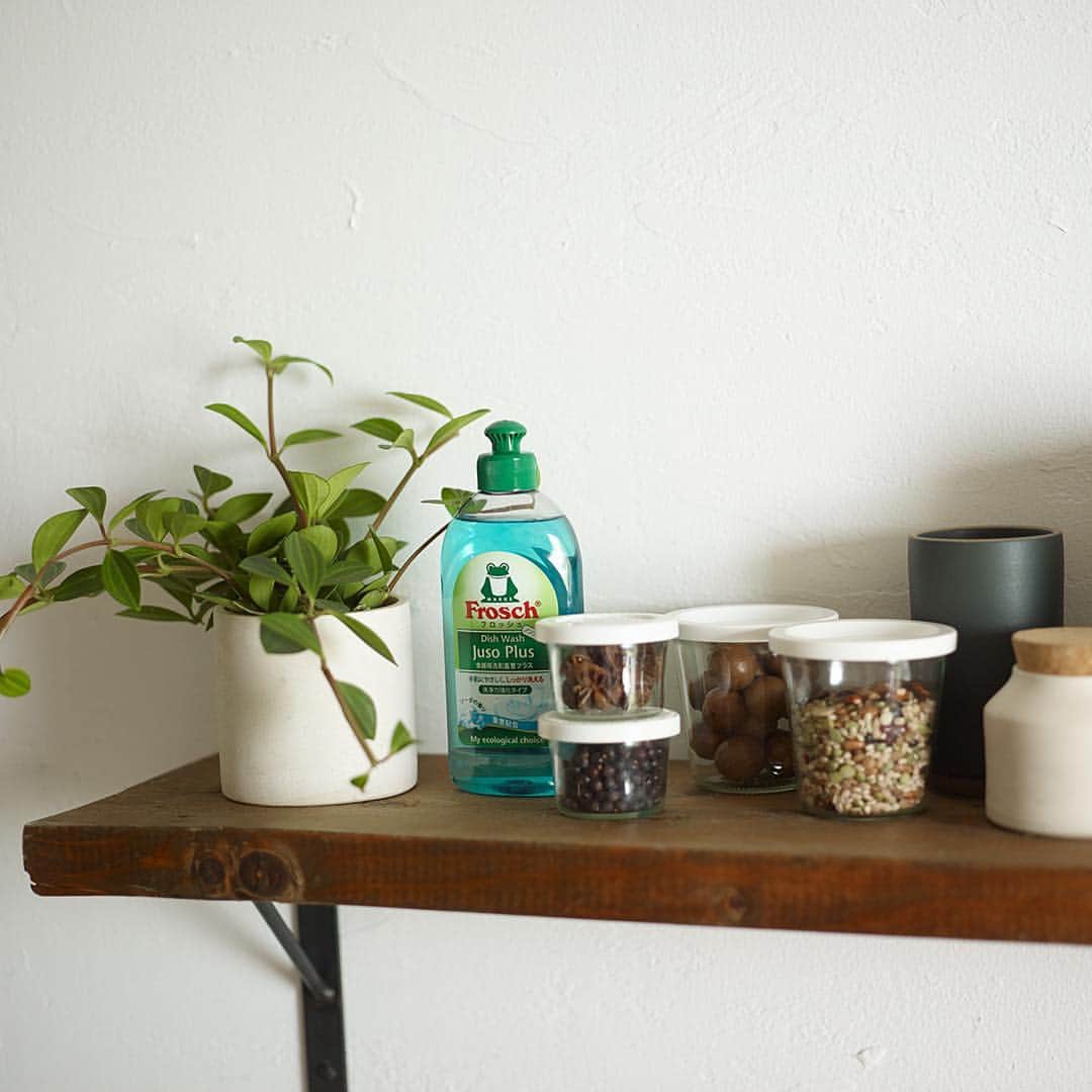 Frosch（フロッシュ）さんのインスタグラム写真 - (Frosch（フロッシュ）Instagram)「使いやすい棚の上にはついいろいろ置いてしまうけれど、置くものにも、置き方にもこだわっています。毎日の生活が楽しくなるように。 ＊ #フロッシュのある暮らし #緑のある暮らし #心地よい暮らし #棚 #収納グッズ #インテリア #食器用洗剤 #フロッシュ #Frosch」11月19日 12時00分 - frosch.jp