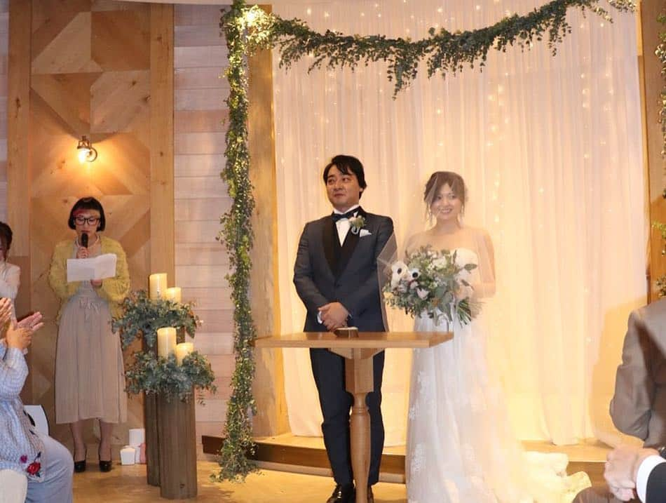 松浦志穂さんのインスタグラム写真 - (松浦志穂Instagram)「ジャングルポケット斎藤さんの結婚式でした👰❤️🤵 ・ 芸歴と同じだけお世話になっている斎藤さんの結婚式、披露宴の司会を務めさせていただきました。斎藤さんらしいエンタテインメントに溢れた熱くて面白くてとっても素敵な式、披露宴でした✨🌈 ・ 祝電披露の時って歓談中ということもあってどうしても司会の方の孤独感が強まる瞬間だと思うんですが「なんか柄のシャツが視界に入るな、、」と思ったらしずる池田さんが目の前で祝電を聞いてくれていました。温かかったです。  #ジャングルポケット斎藤  #結婚式 #しずる池田  #司会の席からずっとゲスト席を見ていた結果 #結婚式って皆んなで１つの幸せな空間を作り上げてて皆んな素敵だなと思ってました」11月19日 12時15分 - matushiho