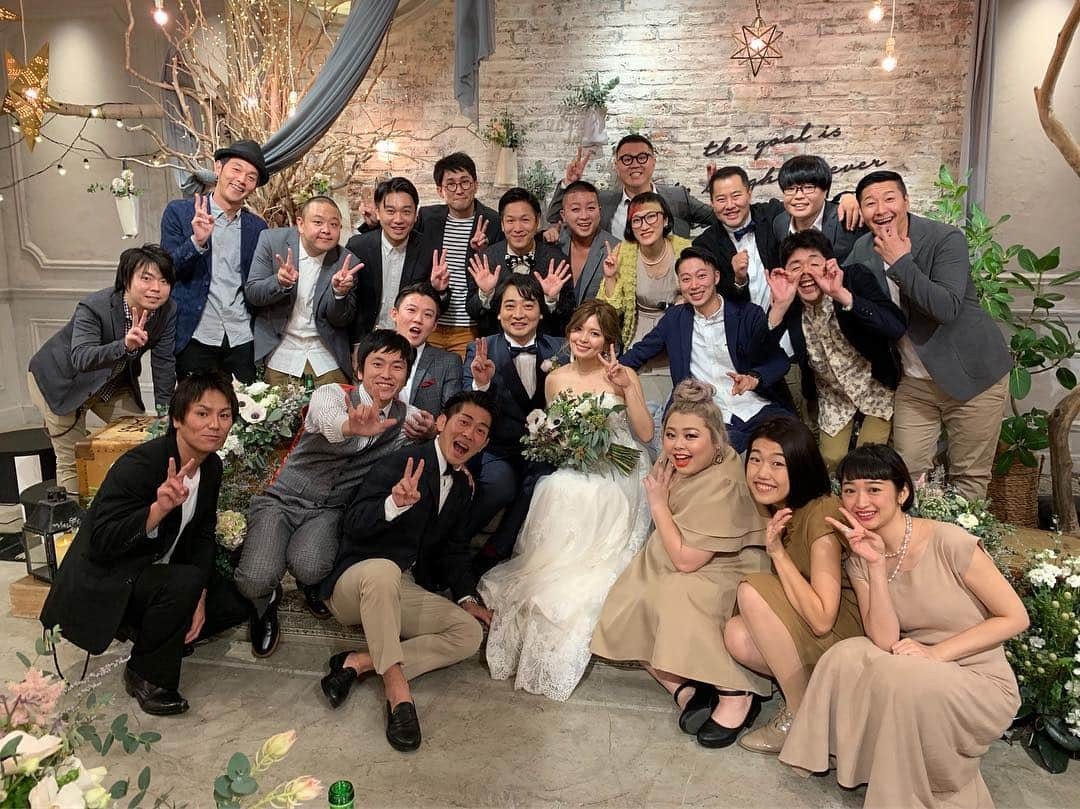 松浦志穂さんのインスタグラム写真 - (松浦志穂Instagram)「ジャングルポケット斎藤さんの結婚式でした👰❤️🤵 ・ 芸歴と同じだけお世話になっている斎藤さんの結婚式、披露宴の司会を務めさせていただきました。斎藤さんらしいエンタテインメントに溢れた熱くて面白くてとっても素敵な式、披露宴でした✨🌈 ・ 祝電披露の時って歓談中ということもあってどうしても司会の方の孤独感が強まる瞬間だと思うんですが「なんか柄のシャツが視界に入るな、、」と思ったらしずる池田さんが目の前で祝電を聞いてくれていました。温かかったです。  #ジャングルポケット斎藤  #結婚式 #しずる池田  #司会の席からずっとゲスト席を見ていた結果 #結婚式って皆んなで１つの幸せな空間を作り上げてて皆んな素敵だなと思ってました」11月19日 12時15分 - matushiho