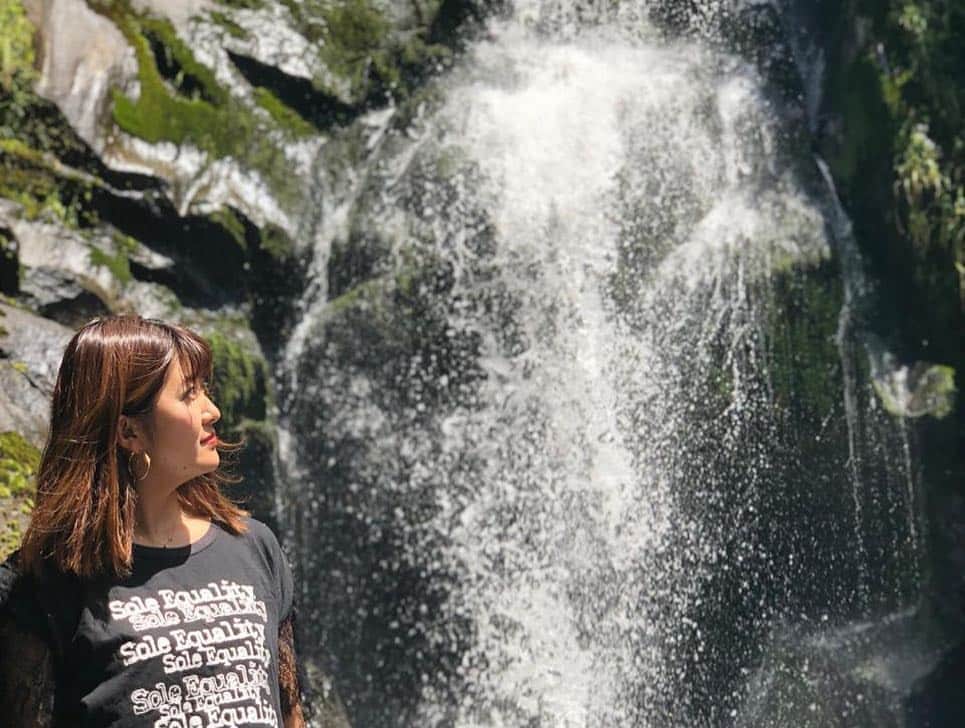 徳永千奈美さんのインスタグラム写真 - (徳永千奈美Instagram)「Waterfall ⛰🌲🌿🌈😌 Breath and relax.  #nature #waterfall  #breath #relax #travelling  #happy  #life」11月19日 12時08分 - chinami.tokunaga