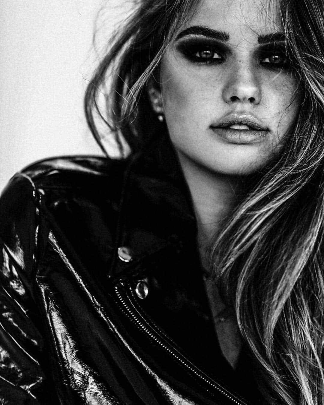 のインスタグラム：「Smoky eye not smoky lungs 2k19 who’s with me 🖤 @damon_baker you’re incredible n so fun to shoot with」