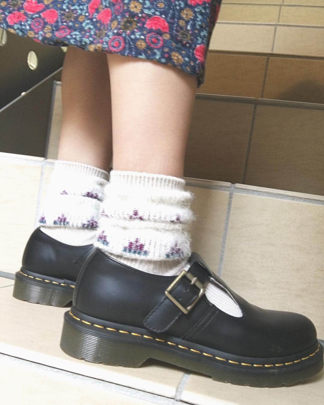小林亜実さんのインスタグラム写真 - (小林亜実Instagram)「. この靴下かわいいでしょってアピールしたくて必死に自撮りで足元を写すわたしを想像して🤦‍♀️ . .」11月19日 12時48分 - koami112