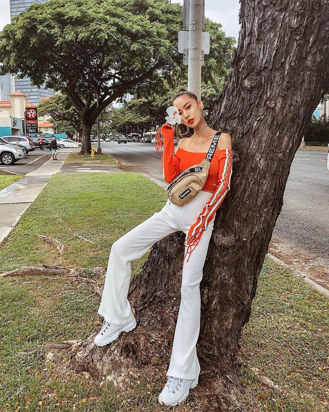 ソンイさんのインスタグラム写真 - (ソンイInstagram)「Hawaii Day 1 コーデ🍊🍍🥭🧡☀️ 🧡トップス : @puma 🧡パンツ : @americanapparel 🧡Bag : @supremenewyork 🧡スニーカー : @filausa × @emoda_official 🧡ピアス : @emoda_official 🧡チョーカー : @lucid_collection #ハワイコーデ #妊娠6ヶ月 #マタニティコーデ」11月19日 13時10分 - sunwei1013