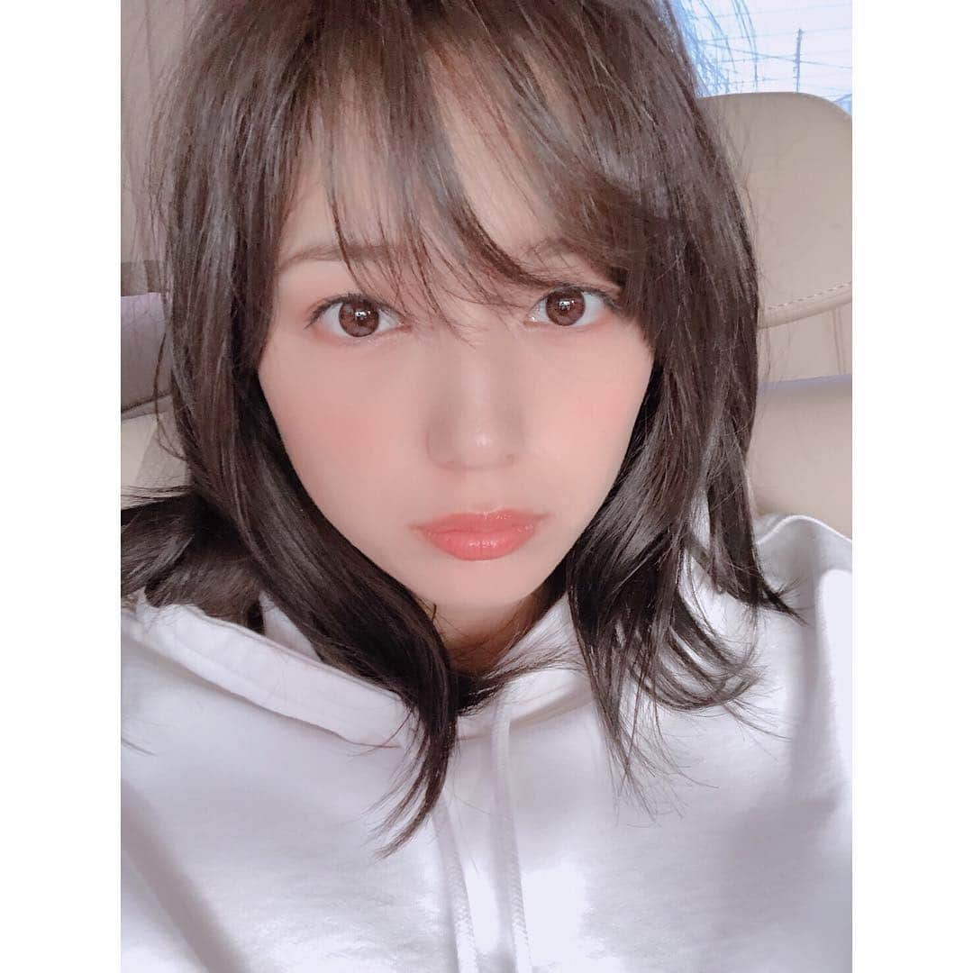 川口春奈さんのインスタグラム写真 - (川口春奈Instagram)「そして本日より次の作品へと入りました！早朝のお外はグッと冷え込んでました。もうちょっとしたらみんなにまた報告できると思います☺︎ 気付いた方もいると思うけど黒髪にしました！そして私は常にスーツを着ることになるでしょう。黒髪にスーツ？なんでしょうね〜 お楽しみに！」11月19日 13時45分 - haruna_kawaguchi_official