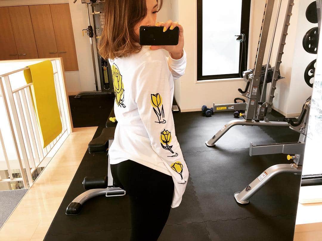 川戸沙羅のインスタグラム：「妹からプレゼント貰った🎁  私の好きな黄色のNikeロンT✔️✨ センス良い💛💛💛 ありがとう👶  #fitness #fitnesswear #traningwear #workout #traning #favoritcolor #yellow #yellownail #筋トレ女子 #フィットネス #トレーニング #ワークアウト #トレーニングウェア #ダイエット #宅トレ #赤坂ジム #女性パーソナルトレーナー #美脚 #美尻」