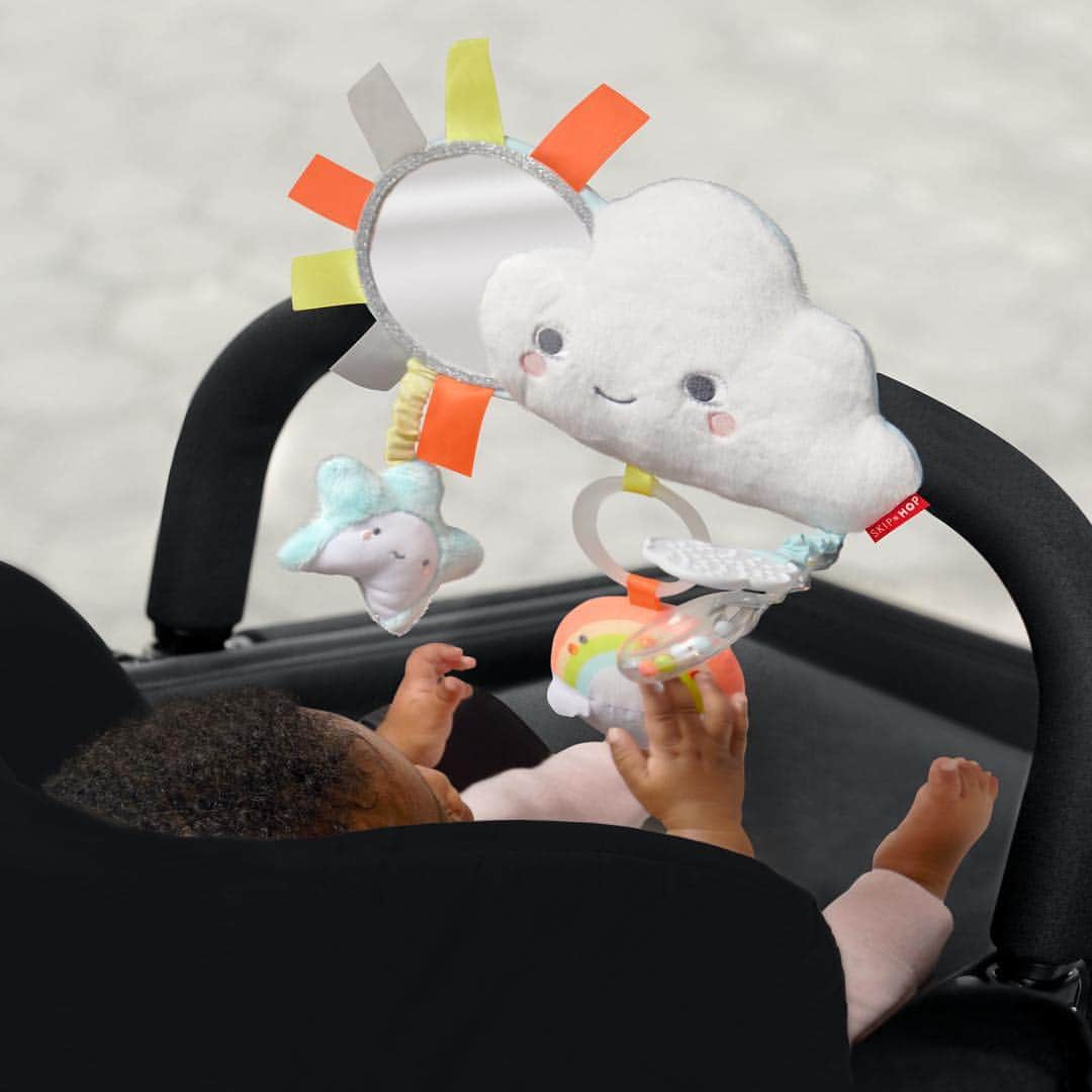 skiphop.jpさんのインスタグラム写真 - (skiphop.jpInstagram)「.﻿ 赤ちゃん本舗限定のシルバークラウド・コレクション﻿ に新しいおでかけトイが仲間入り☘﻿ ﻿ ミラー、ラトル、歯固めなど、﻿ 楽しいしかけがいっぱいで、﻿ ベビーカーのハンドルなどに取り付けて﻿ おでかけすると、赤ちゃんは遊びに夢中に☁﻿ ﻿ 本物の雲のようなモコモコやさしい手触りを﻿ 是非お店でチェックしてみてくださいね！﻿ ﻿ 商品名：シルバークラウド・ストローラーバー・トイ_____________________________________________________﻿ #ダッドウェイ #dadway #skiphop #shareskiphop #ベビー #赤ちゃん #ベビー用品 #ベビーグッズ #赤ちゃんのいる生活 #赤ちゃんとの暮らし #赤ちゃんのいる暮らし #ベビーライフ #ベビーカー用品 #子育て #子育て日記 #育児 #育児日記 #ママライフ #男の子ママ #女の子ママ #ママ #プレママ #プレママライフ #出産準備 #マタニティライフ #おもちゃ #知育おもちゃ #玩具 #赤ちゃん本舗 #アカチャンホンポ」11月19日 13時56分 - skiphop.jp