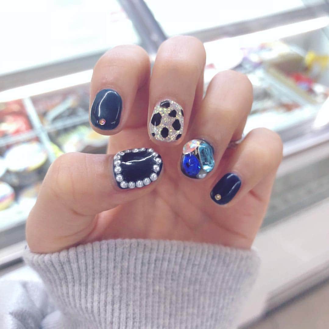 須藤凜々花のインスタグラム：「ネイビーダルメシアン🐩💙 ネイリストひかるさんは本日も揺るぎなきギャルで心洗われました。 #ショートネイル #ダークネイル」