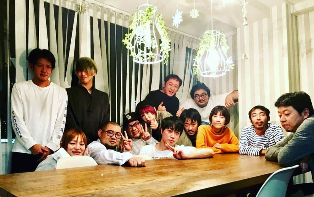 高倉陵さんのインスタグラム写真 - (高倉陵Instagram)「先日「三拍子とのこれから」のクリエイターに集まって貰って『三拍子大会議』を行った。 高倉が当面の目標、来年やる事を発表し、それについてあーしようこうしようの作戦会議。 絶対に目標達成させるしこの写真を「全てはここからハジまった」写真にさせる。 お楽しみに。 #三拍子#三拍子高倉#高倉陵 #作家#エンジニア#デザイナー#グッズ制作#ディレクター#ヘアメイク#PA#comedian#comedy#japanese#		Standupcomedians#funny# MANZAISHI#creator#artist#designer」11月19日 15時49分 - takakulife