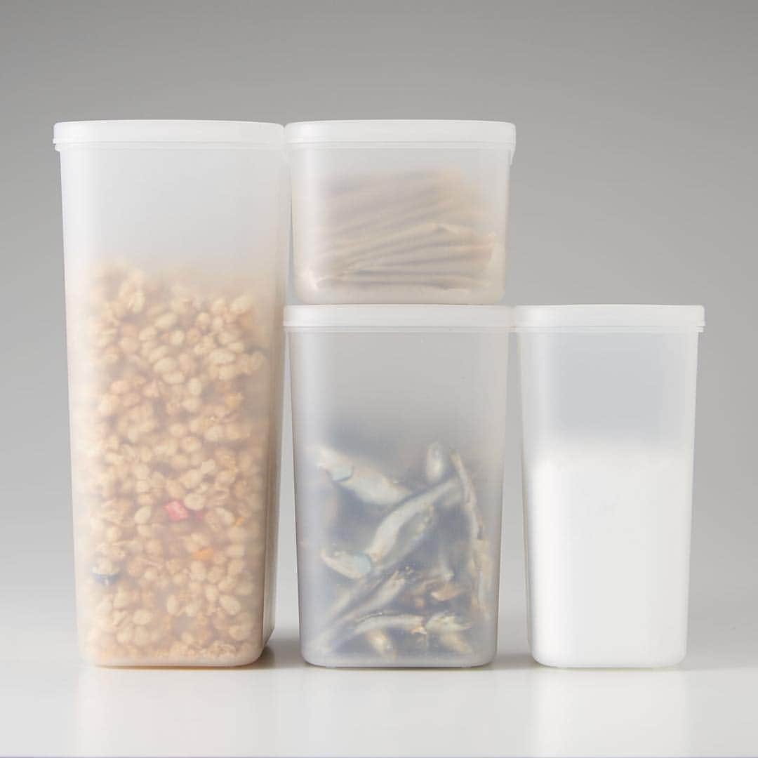 無印良品さんのインスタグラム写真 - (無印良品Instagram)「小麦粉や砂糖などの粉ものの保存と、煩雑になりがちな小さなものの収納を解決する「粉もの保存容器」が発売になりました。蓋の４角に手掛かりをつけて片手で開け閉めしやすいようにしています。 #無印良品 #muji #保存容器 #詰め替え容器 #詰め替え #粉物 #粉物収納 #収納 #キッチン用品」11月19日 16時00分 - muji_global